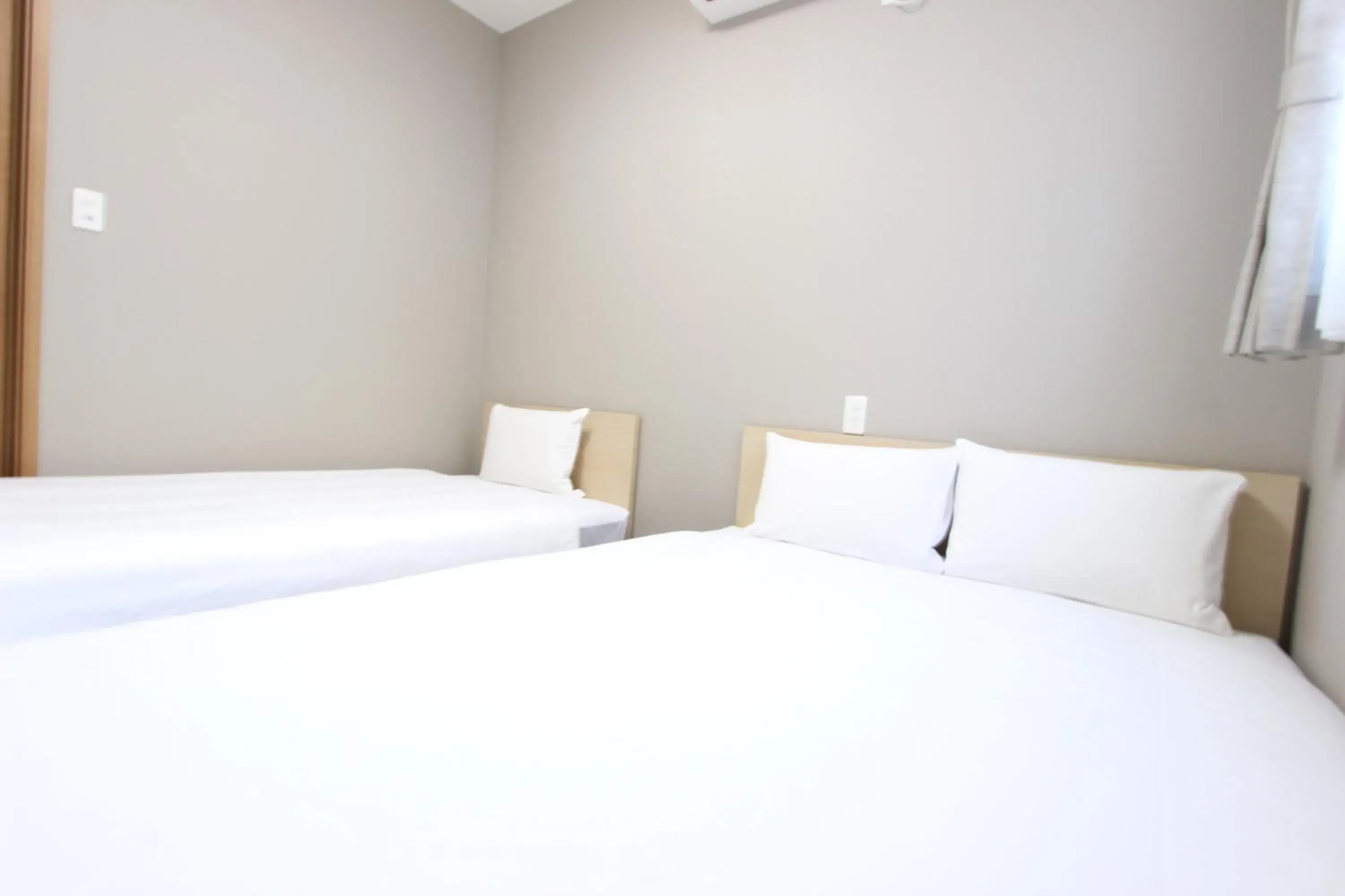 Bed in Justin Fukuoka Bed in Justin Fukuoka