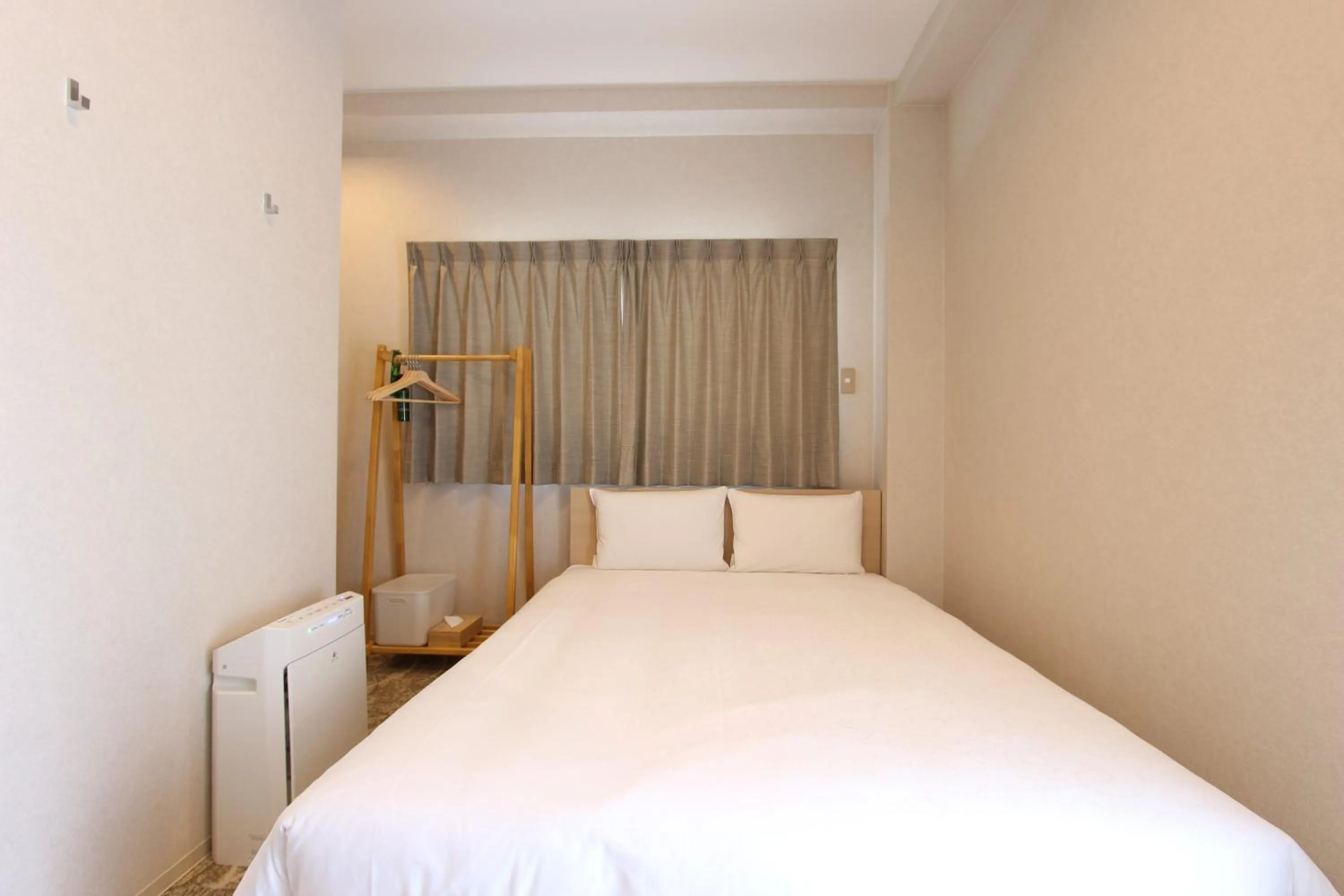 Photo of the whole room, Bed in Justin Fukuoka