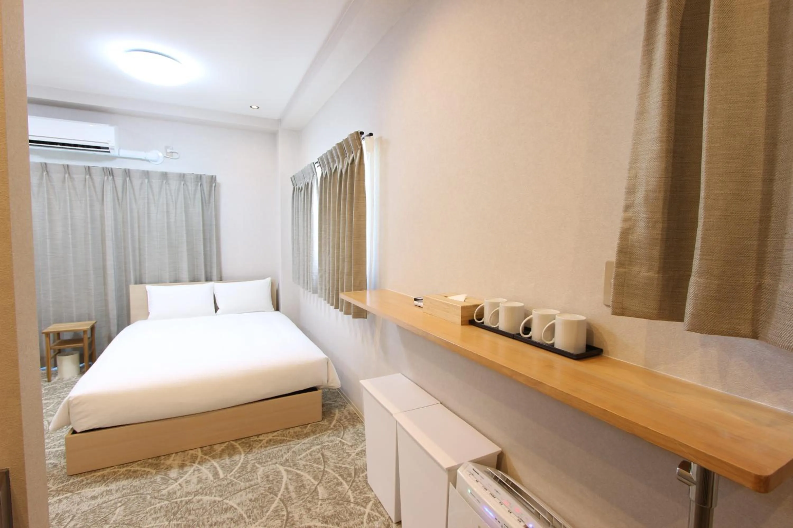 Photo of the whole room, Bed in Justin Fukuoka