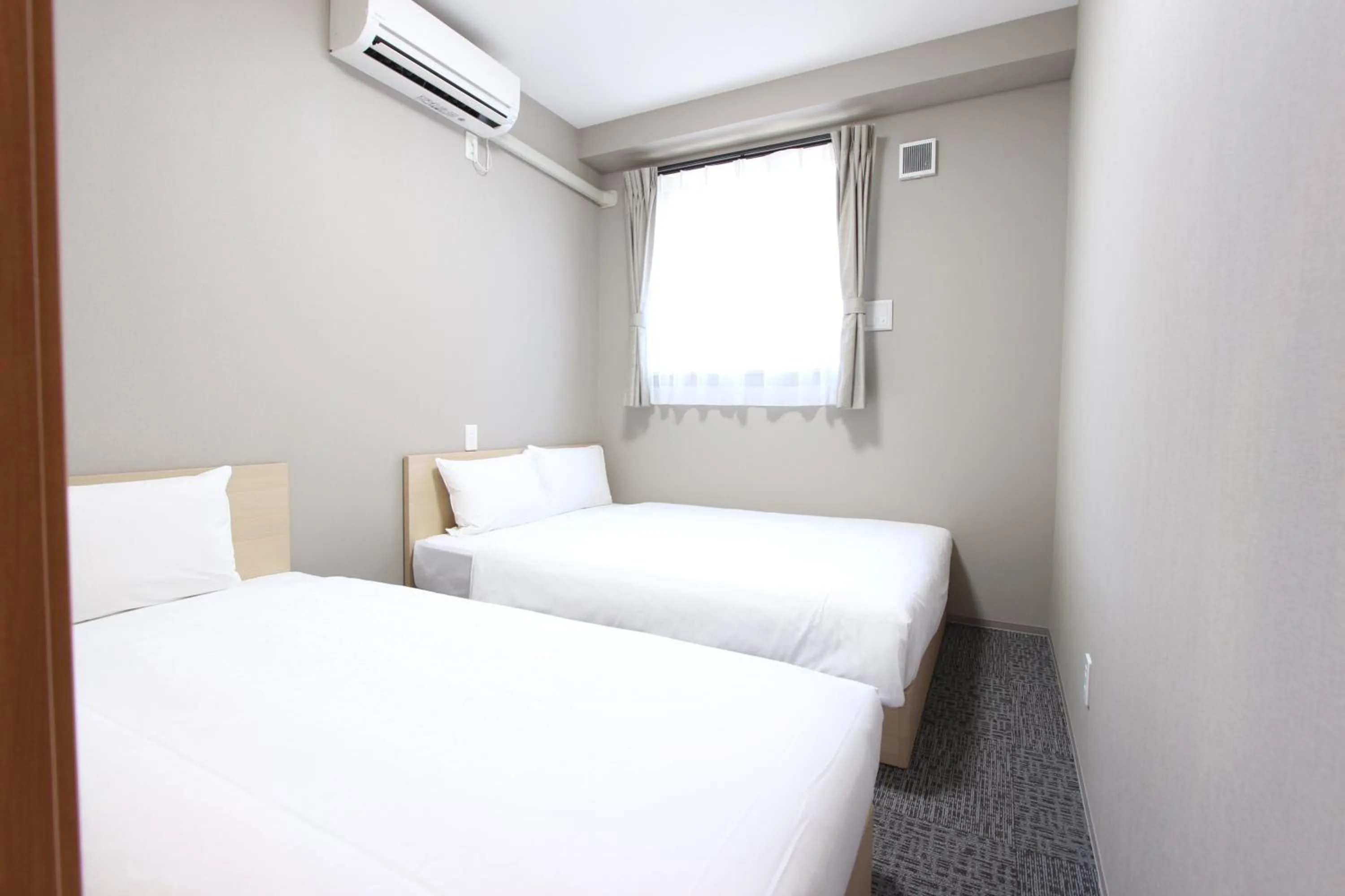 Bedroom, Bed in Justin Fukuoka