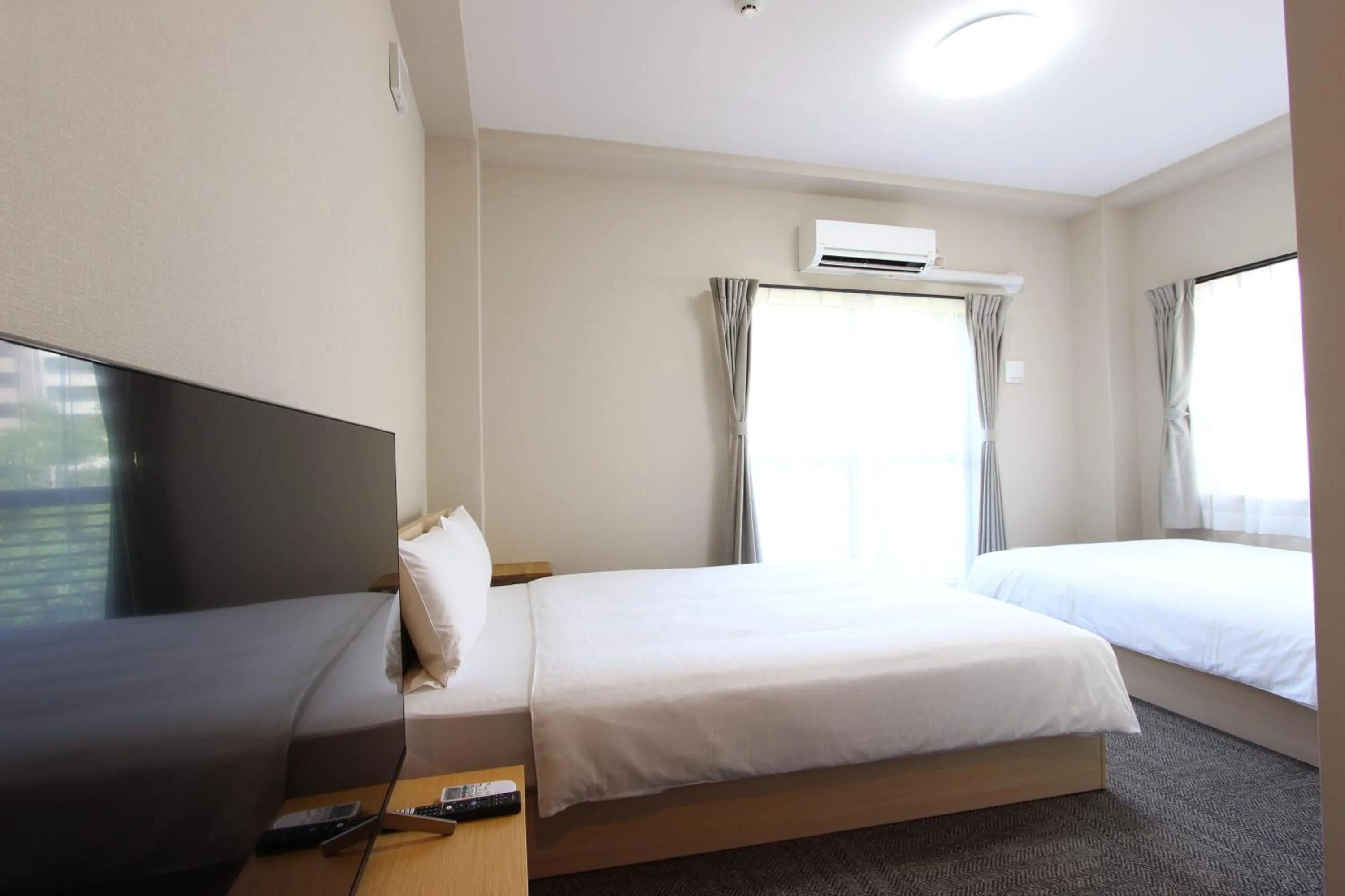 Bedroom, Bed in Justin Fukuoka