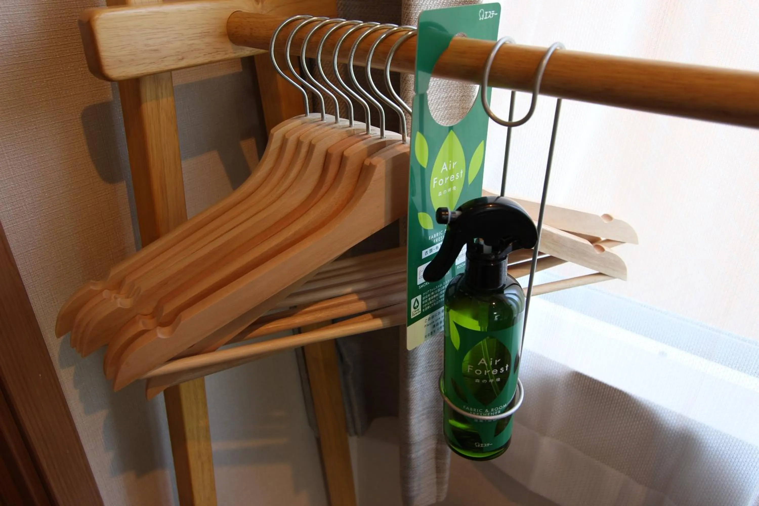 Photo of the whole room in Justin Fukuoka