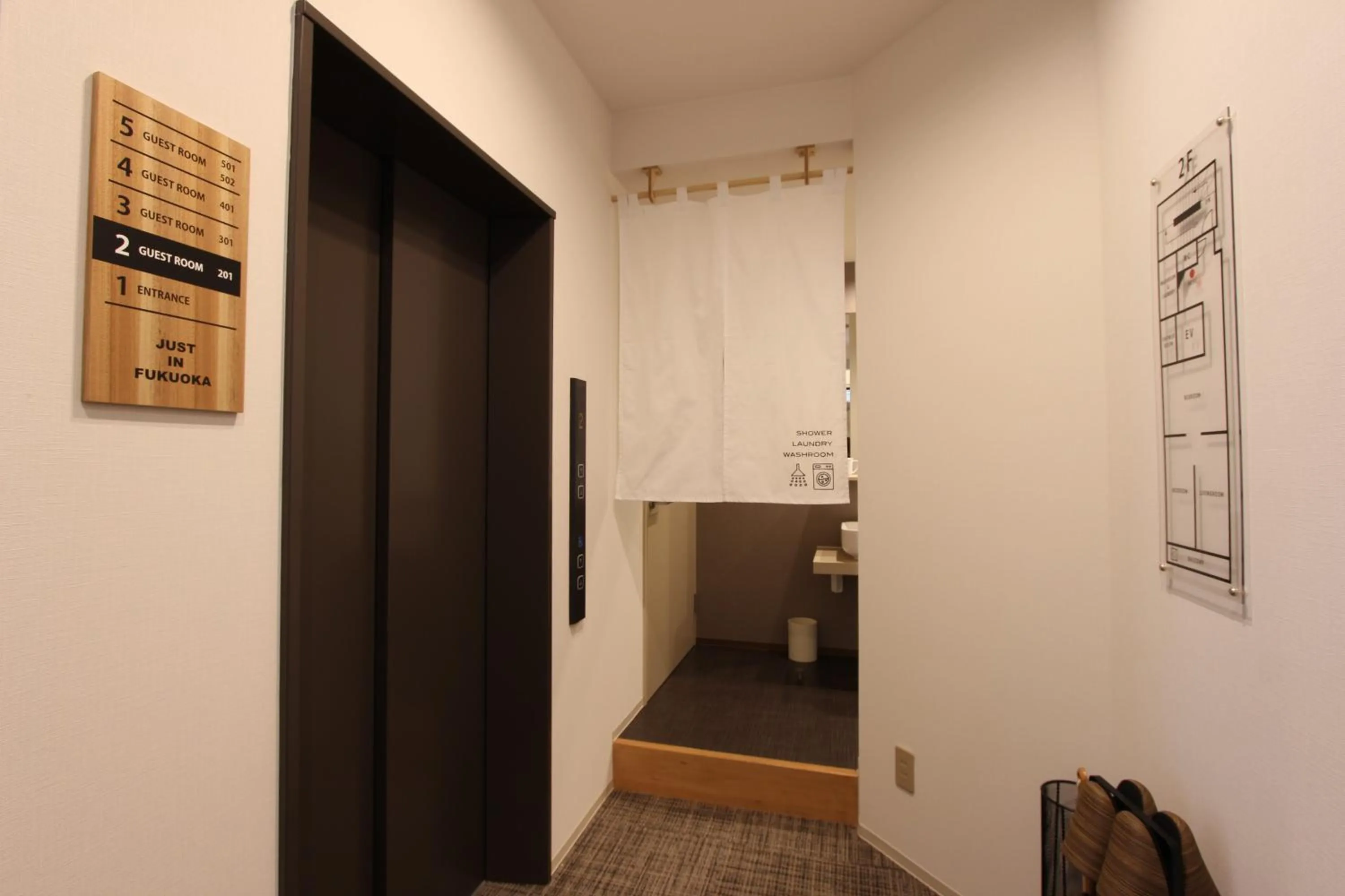 Photo of the whole room in Justin Fukuoka