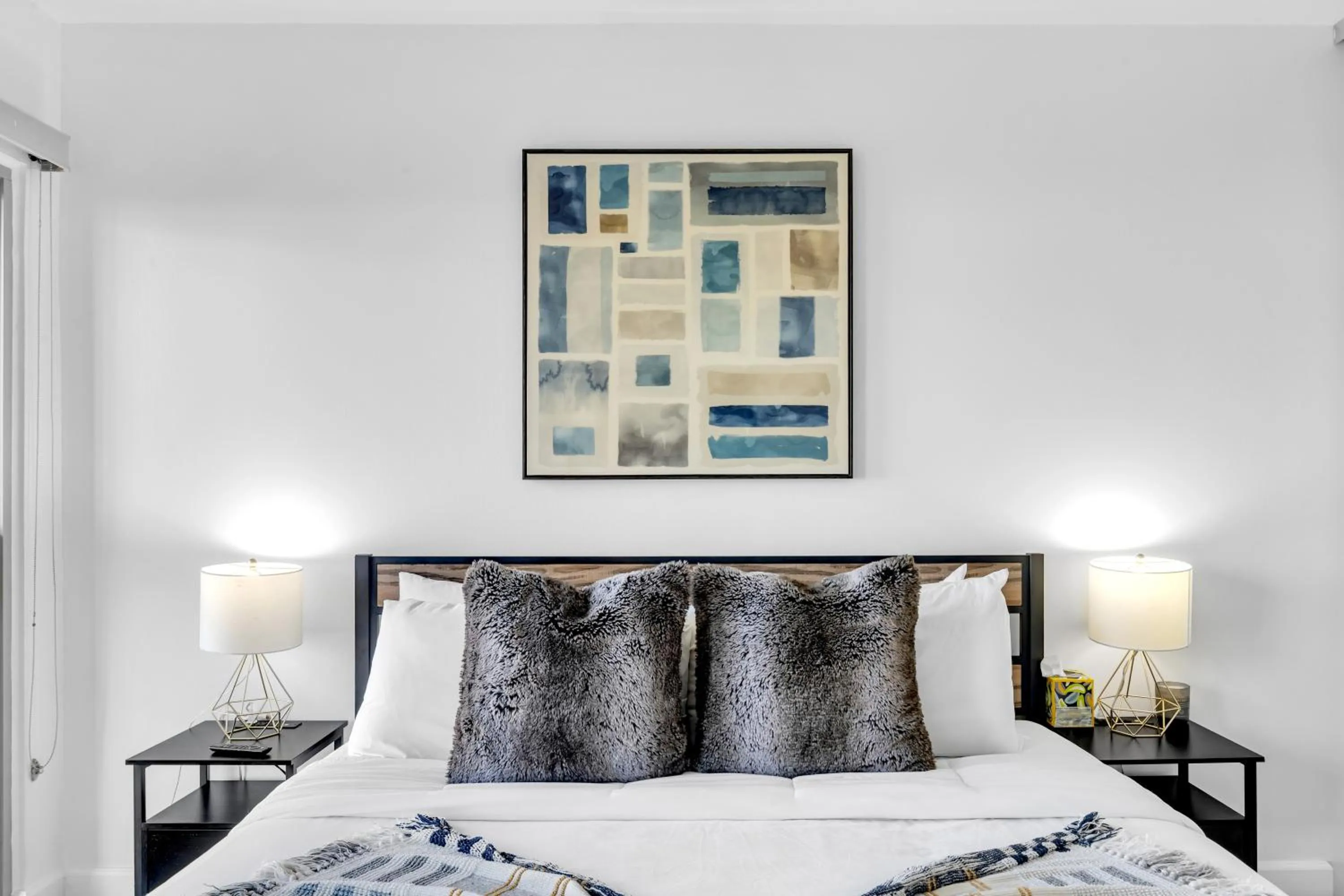 Bed in Modern Luxury 2 Bed with Panoramic City Views in Downtown LA