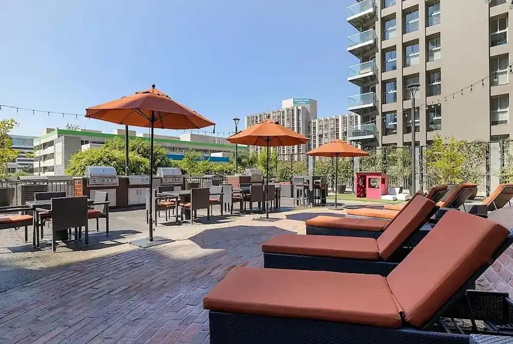 Modern Luxury 2 Bed with Panoramic City Views in Downtown LA