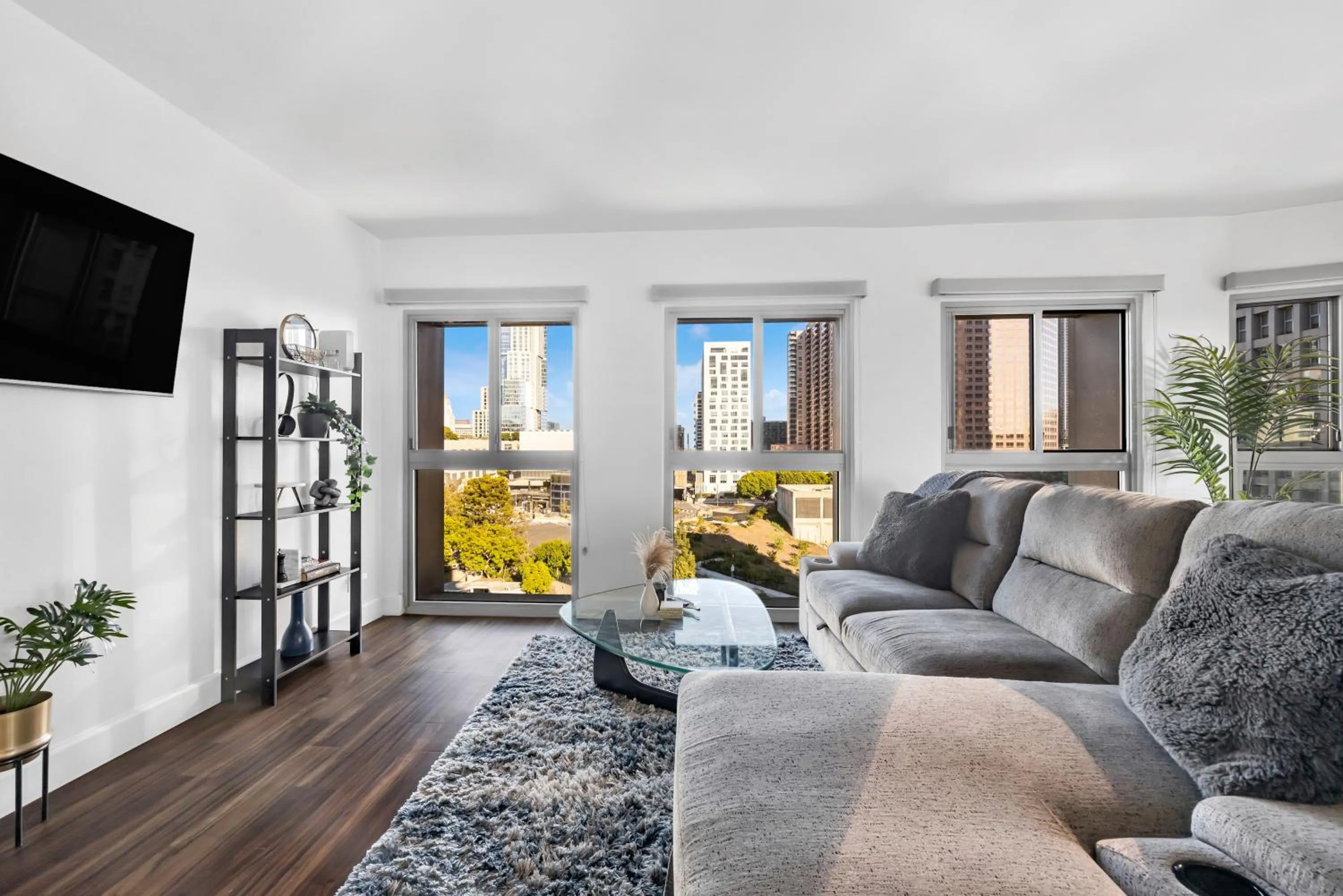 Modern Luxury 2 Bed with Panoramic City Views in Downtown LA