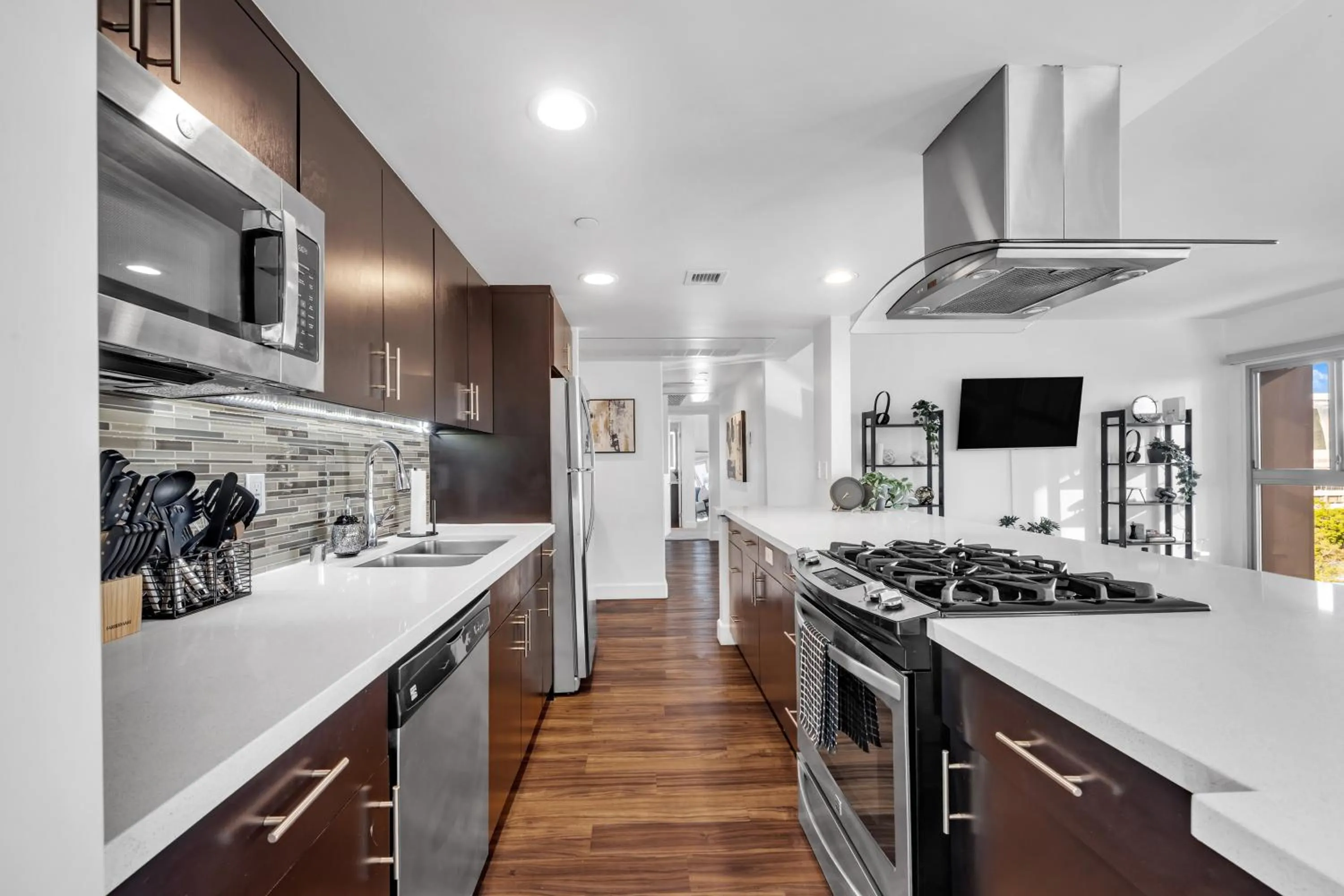 Modern Luxury 2 Bed with Panoramic City Views in Downtown LA