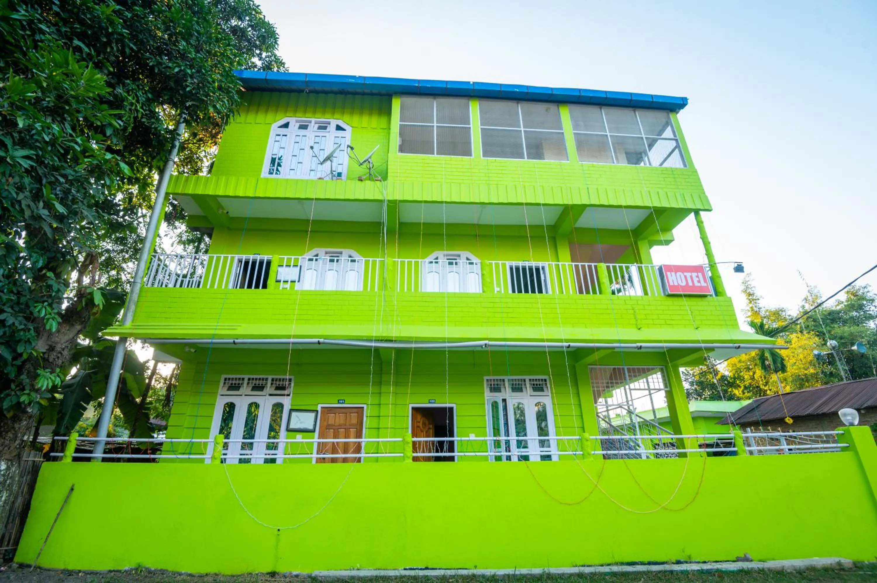 Facade/entrance in JUNGLE STAR MANSION