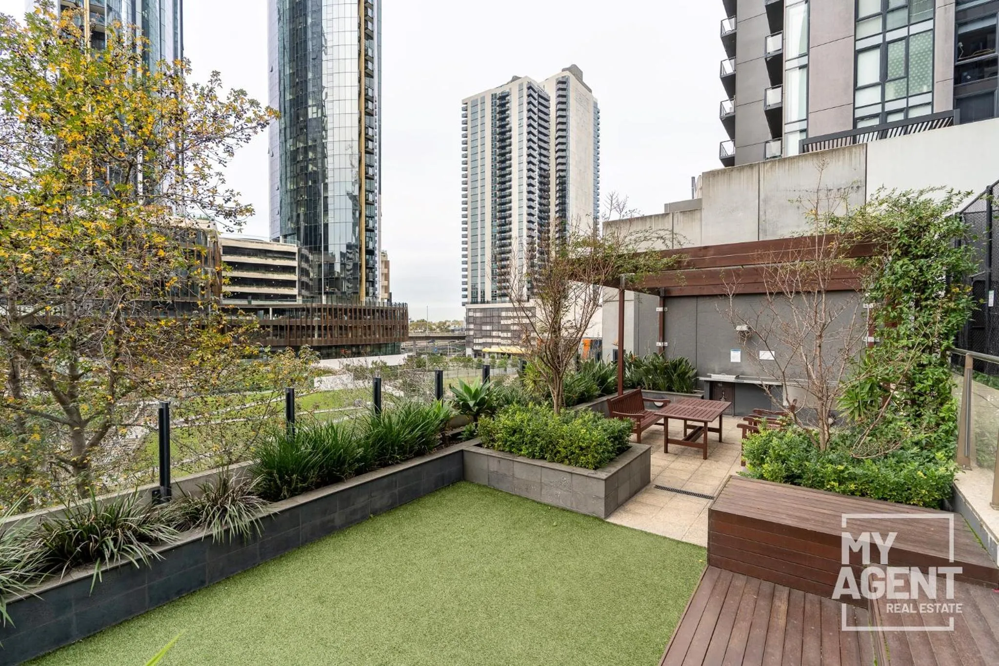 BBQ facilities in Spacious Apartment in Southbank - Sleeps 6