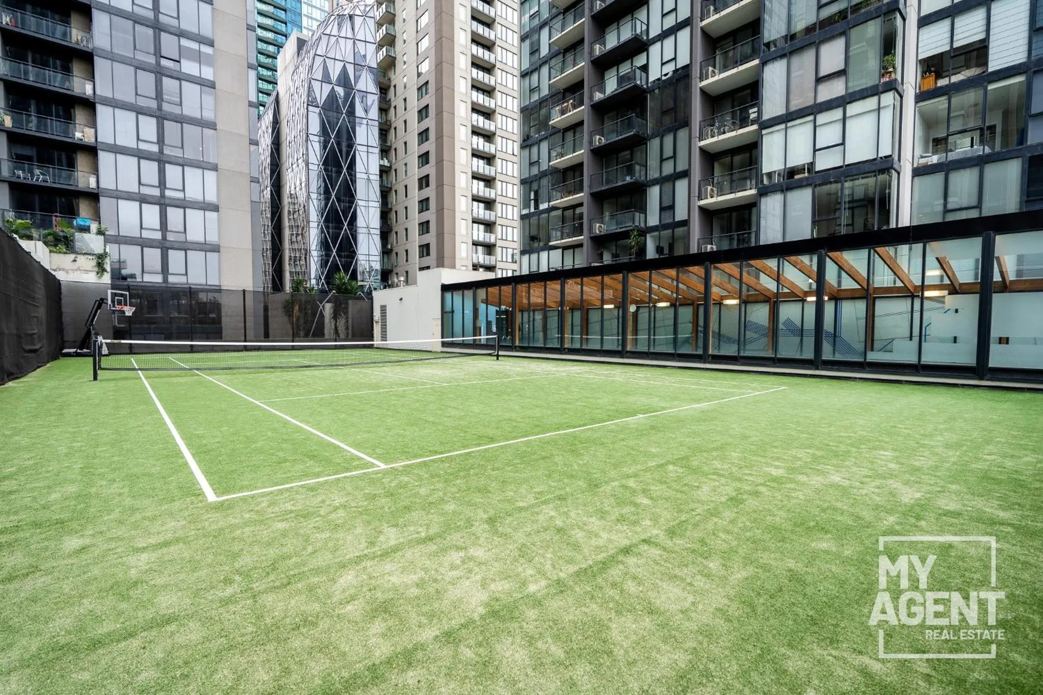 Tennis court in Spacious Apartment in Southbank - Sleeps 6