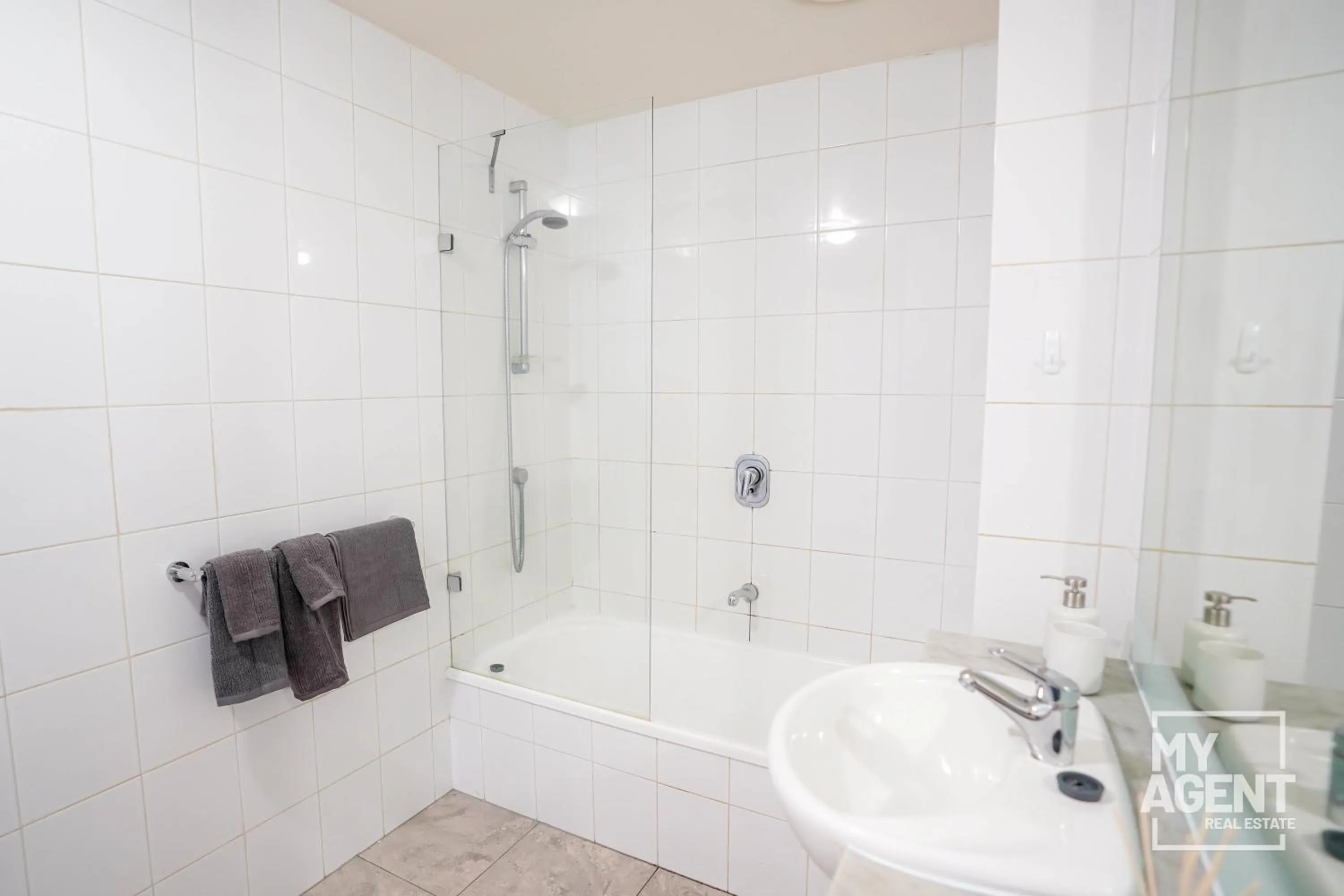 Shower in Spacious Apartment in Southbank - Sleeps 6