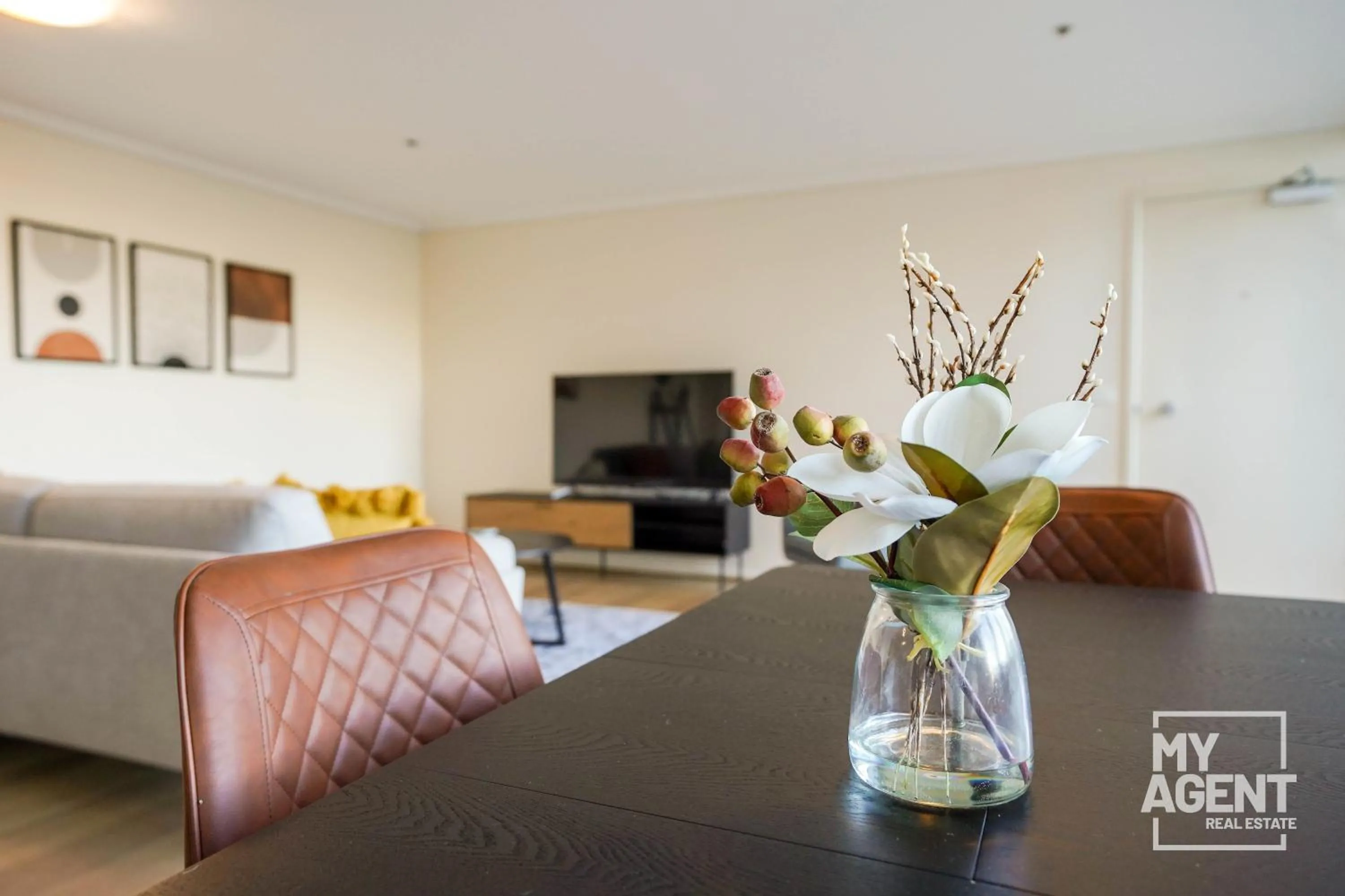 Dining area in Spacious Apartment in Southbank - Sleeps 6