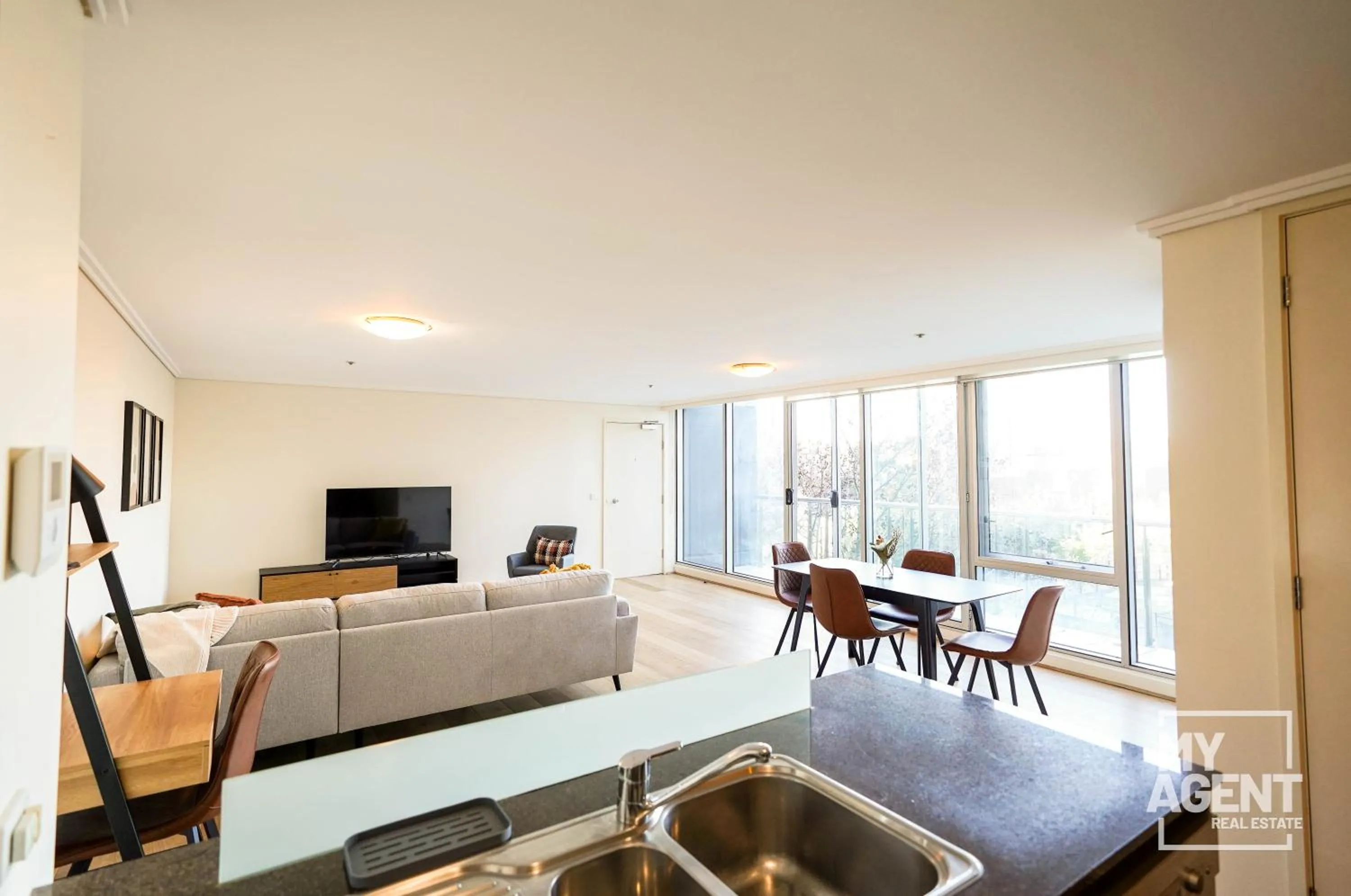 Kitchen or kitchenette in Spacious Apartment in Southbank - Sleeps 6