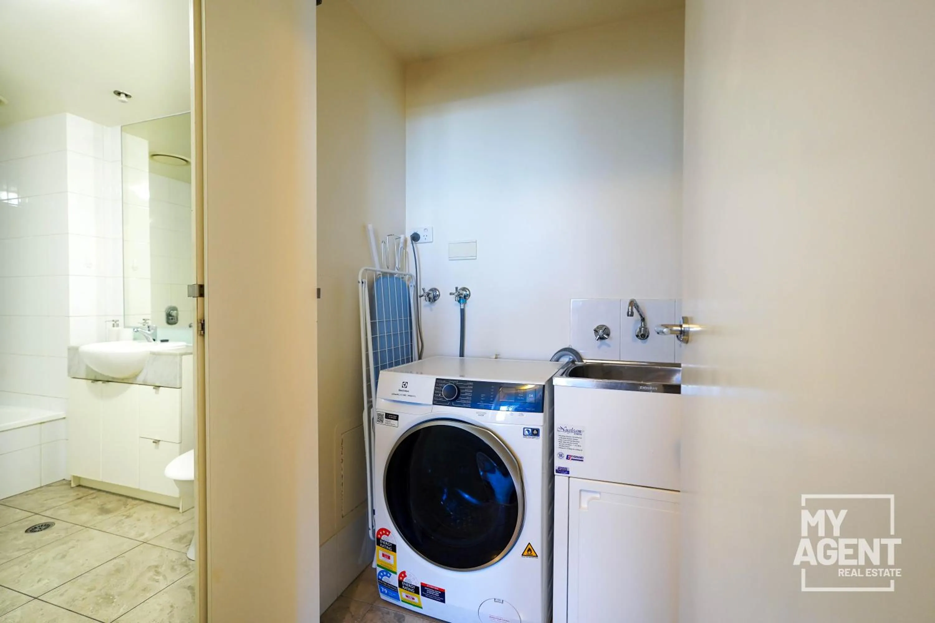 laundry in Spacious Apartment in Southbank - Sleeps 6