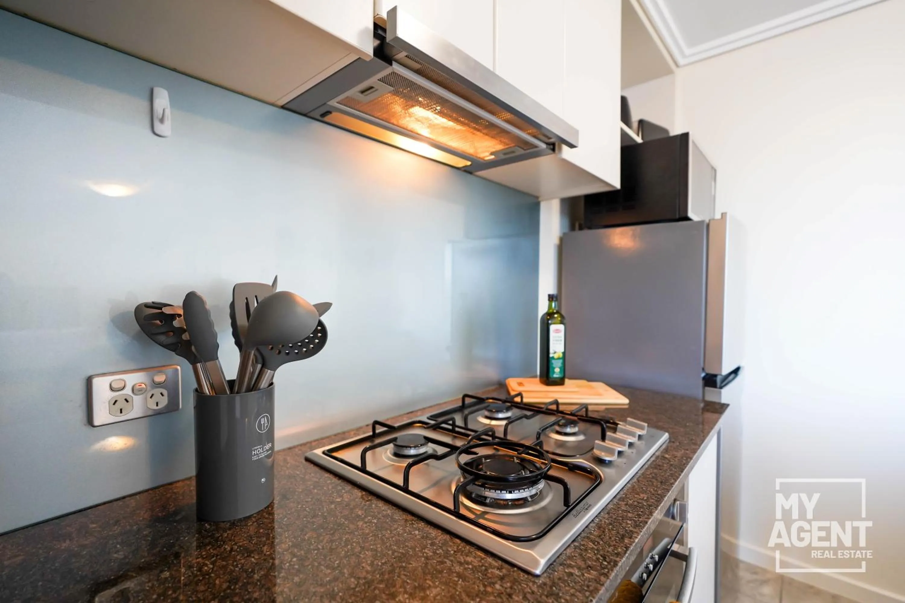Kitchen or kitchenette in Spacious Apartment in Southbank - Sleeps 6