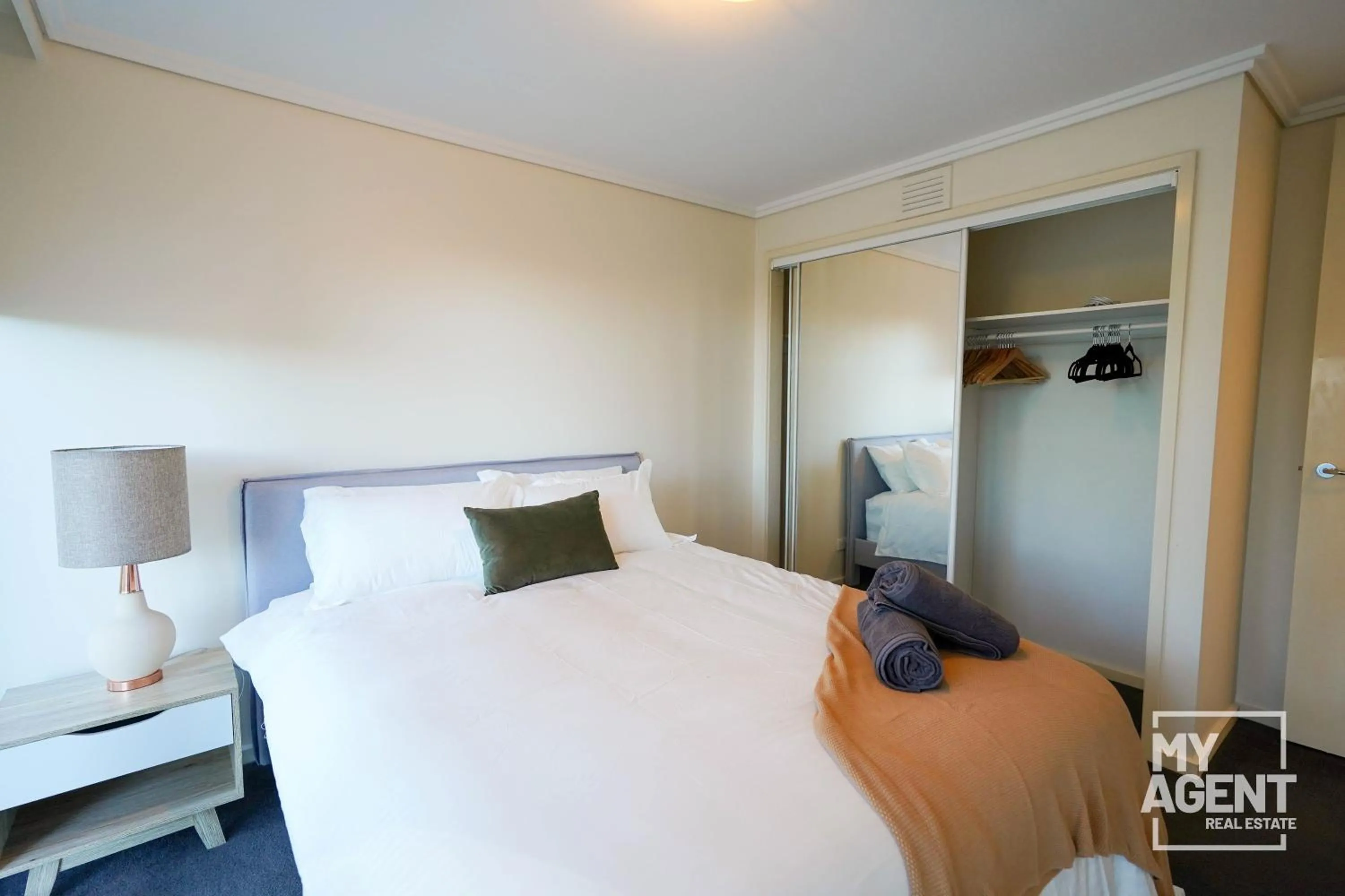 Bed in Spacious Apartment in Southbank - Sleeps 6