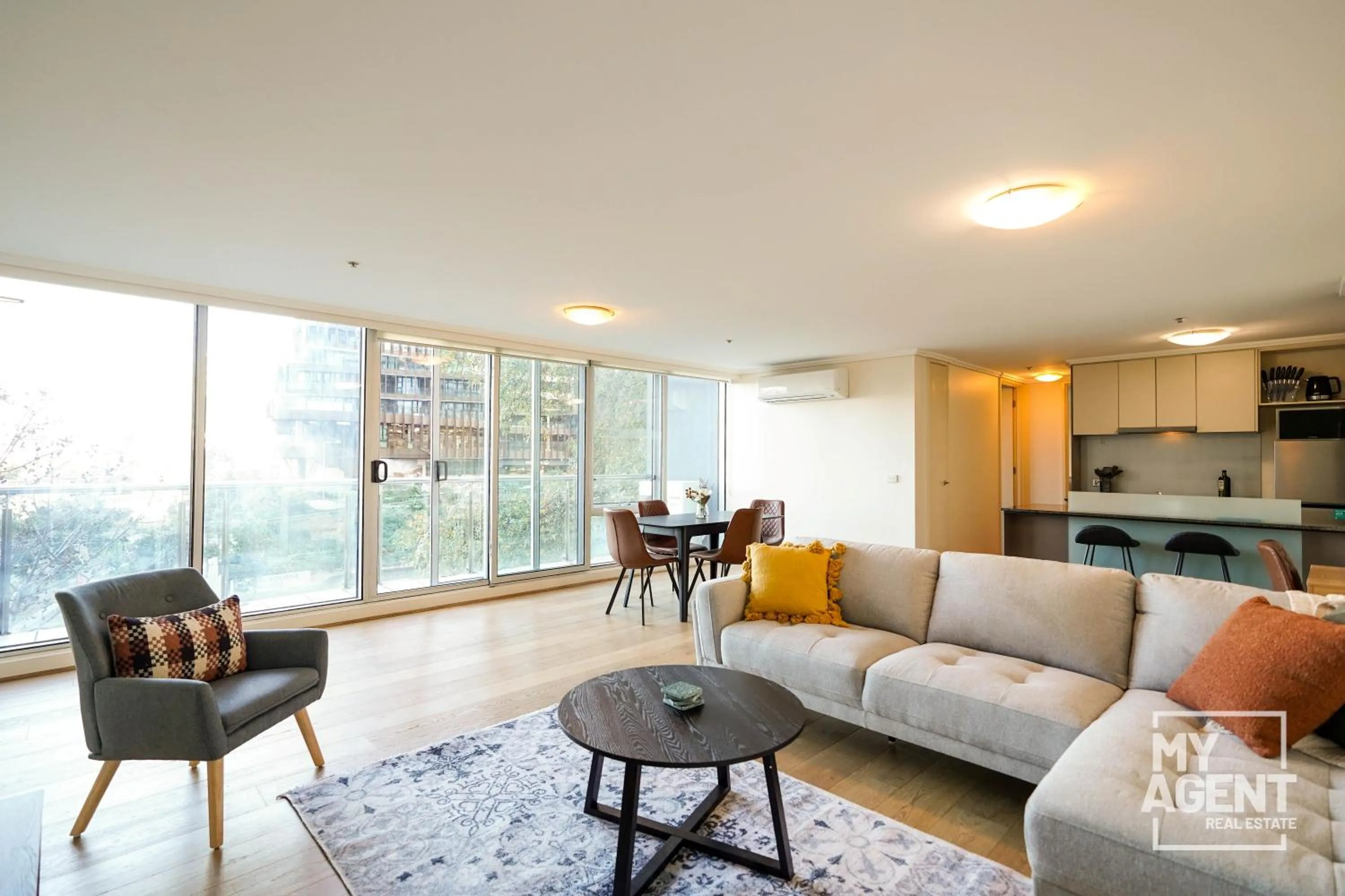 Living room in Spacious Apartment in Southbank - Sleeps 6