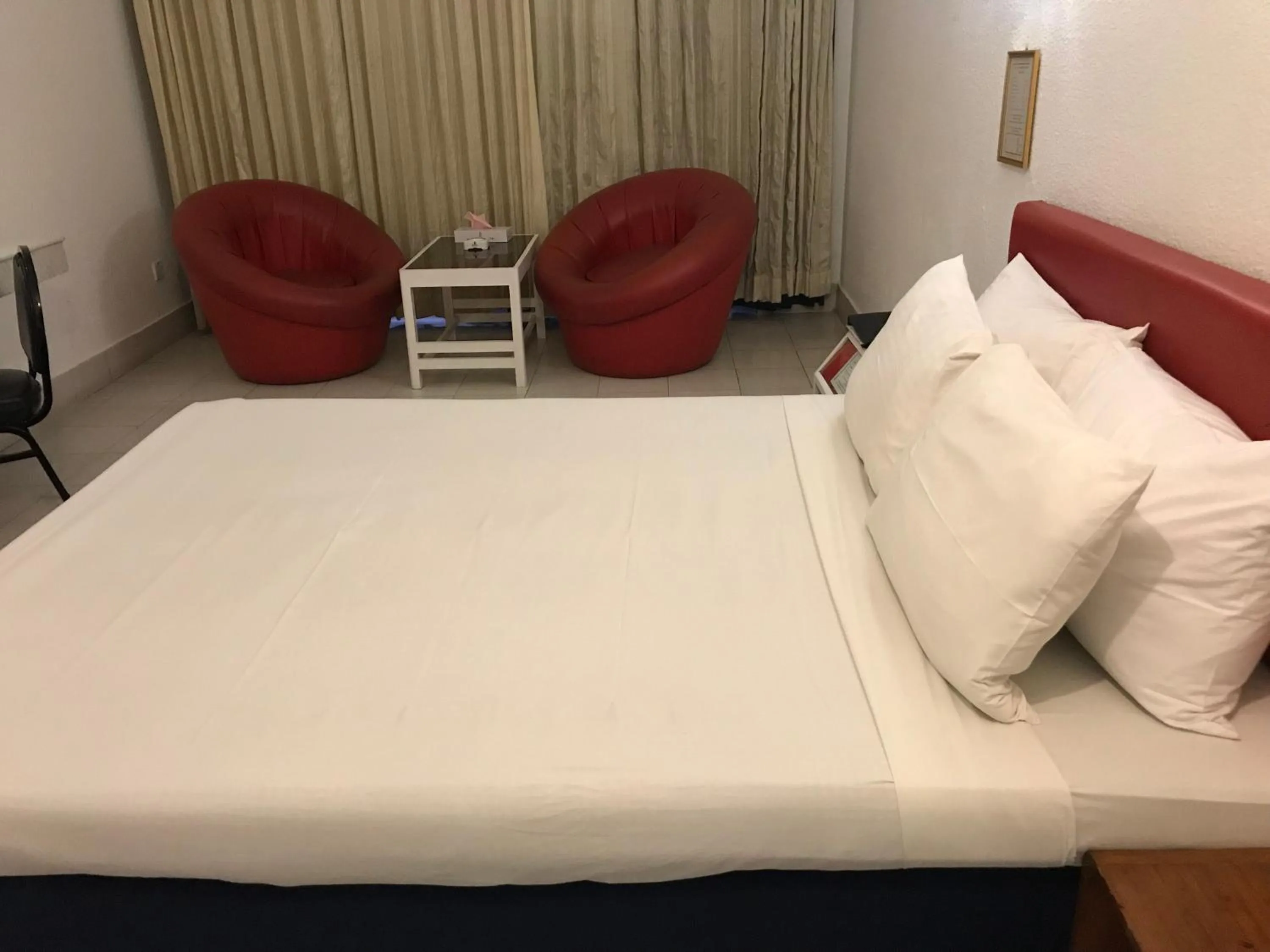 Bed in Hotel Razmoni Isha Kha International