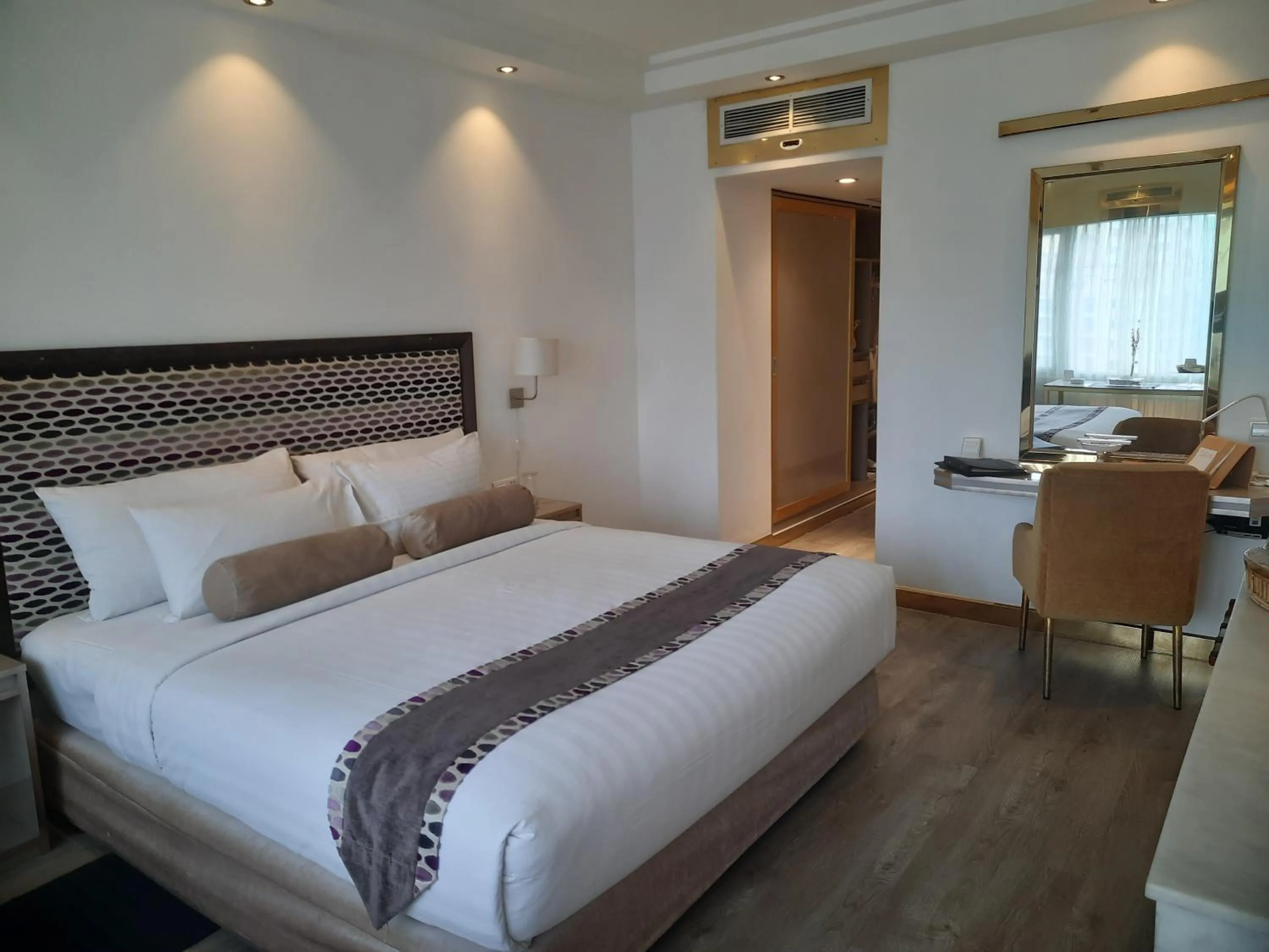 Bed in Hotel Razmoni Isha Kha International