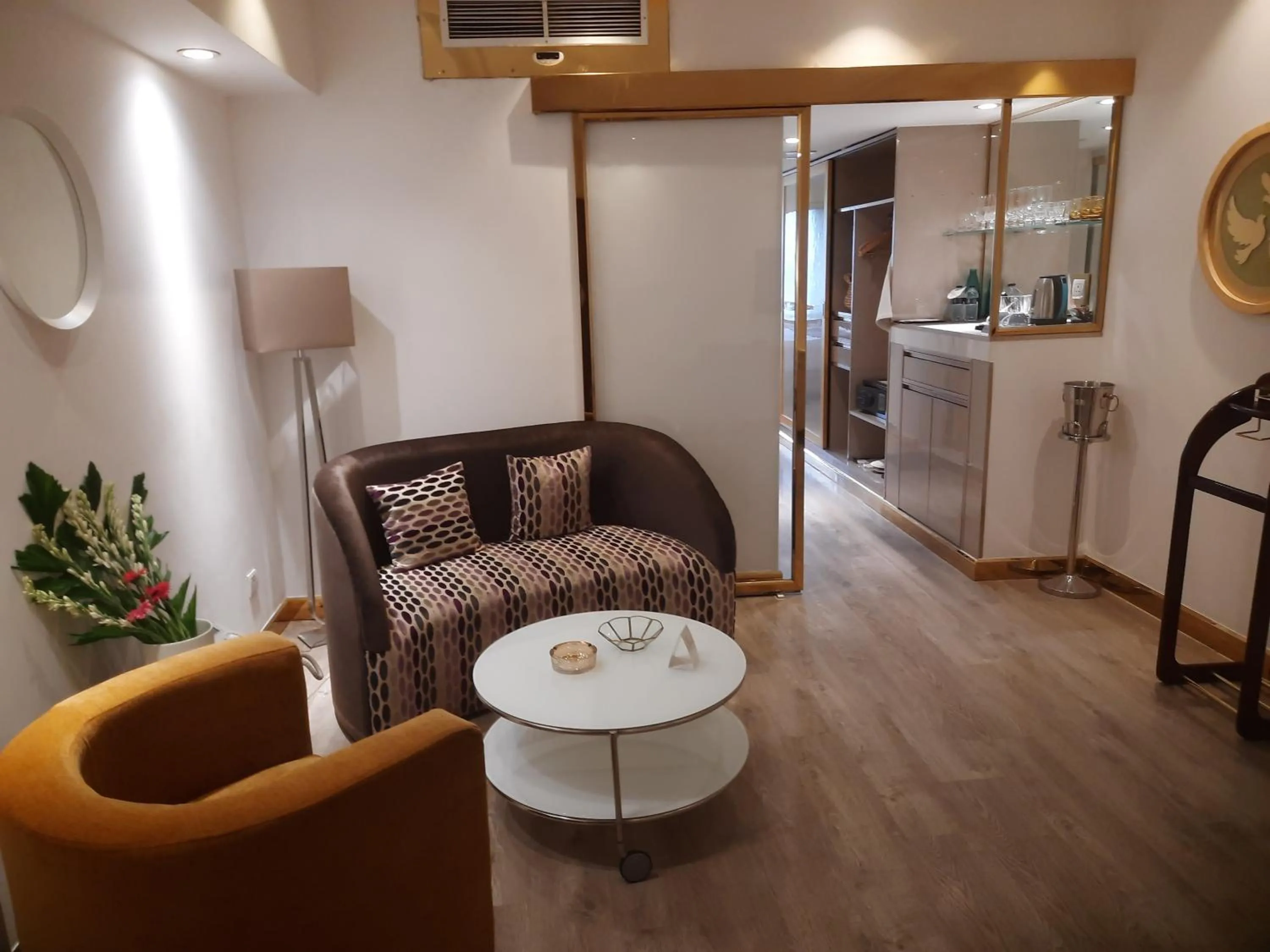 Hotel Razmoni Isha Kha International