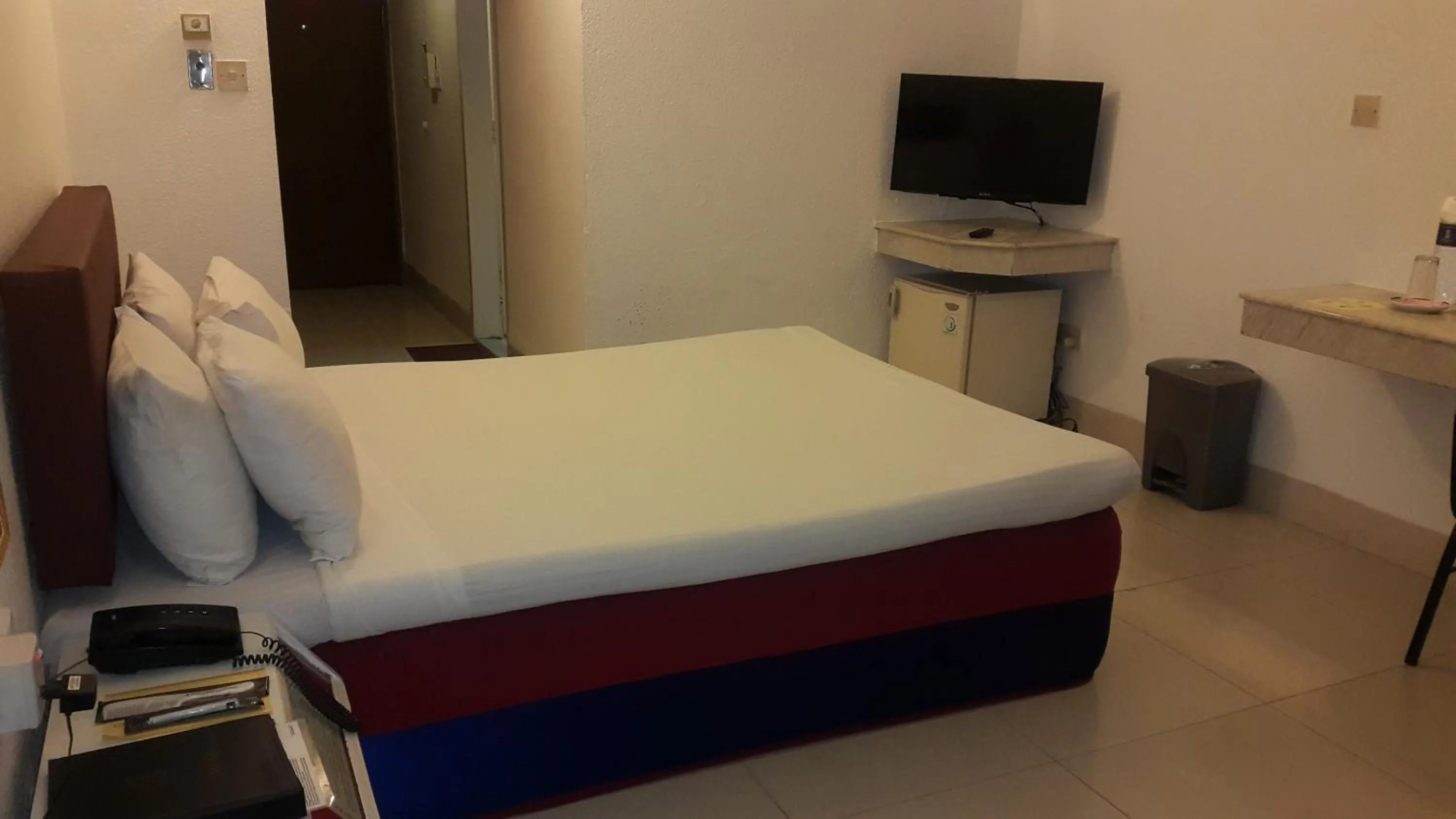 Bed in Hotel Razmoni Isha Kha International