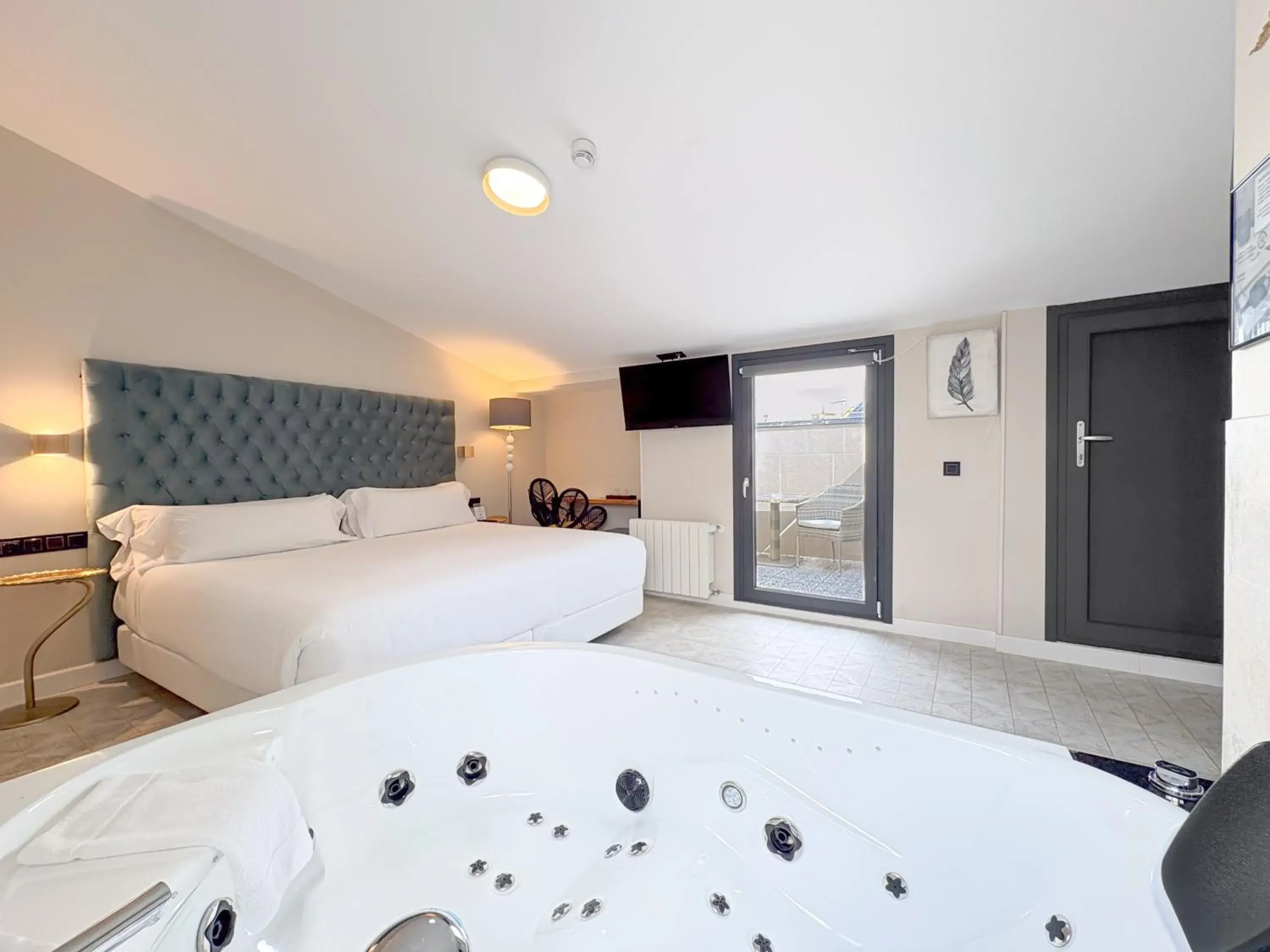 Hot Tub, Bed in Akla Hotel Badajoz Hot Tub, Bed in Akla Hotel Badajoz