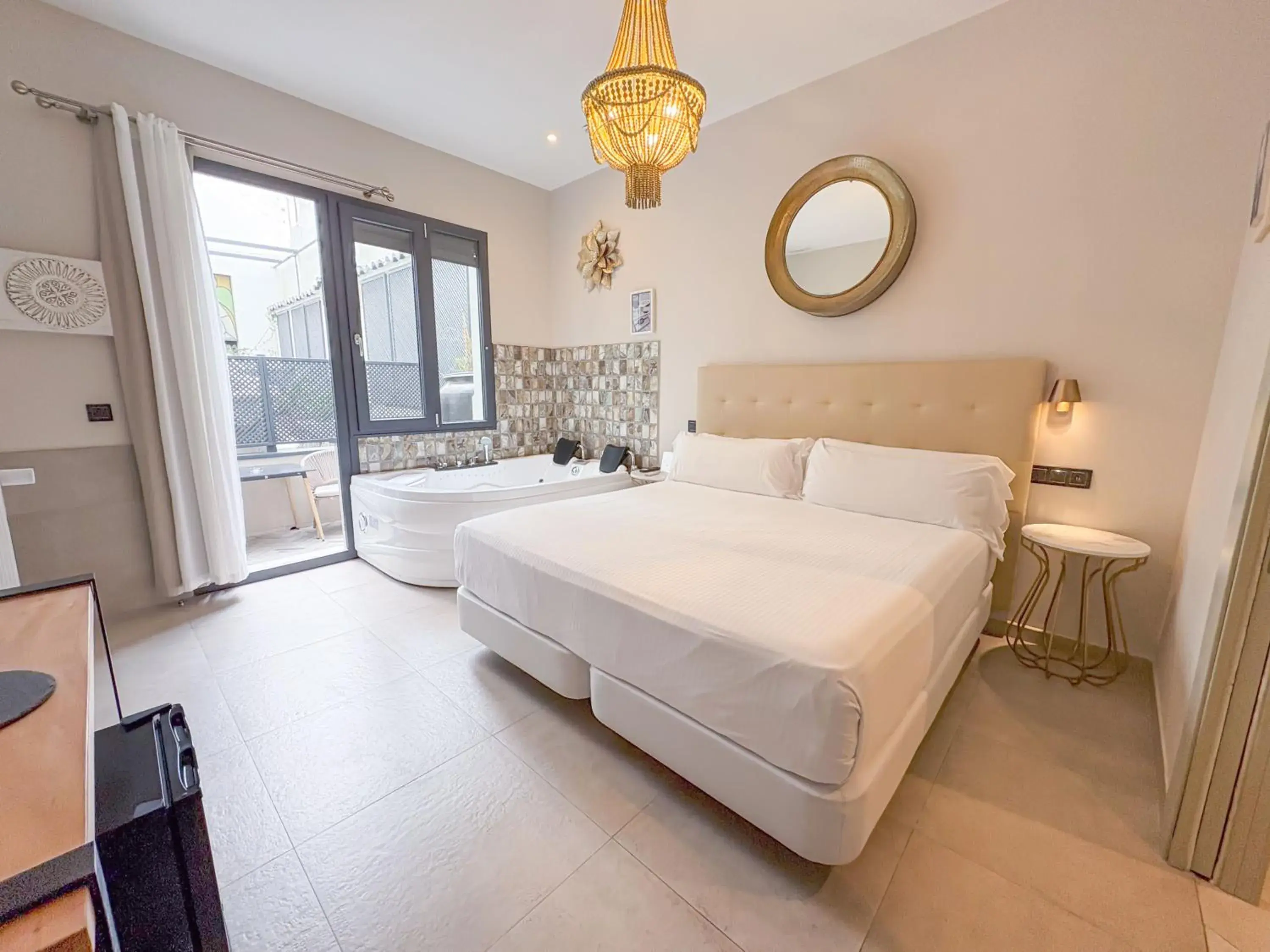 Hot Tub, Bed in Akla Hotel Badajoz Hot Tub, Bed in Akla Hotel Badajoz