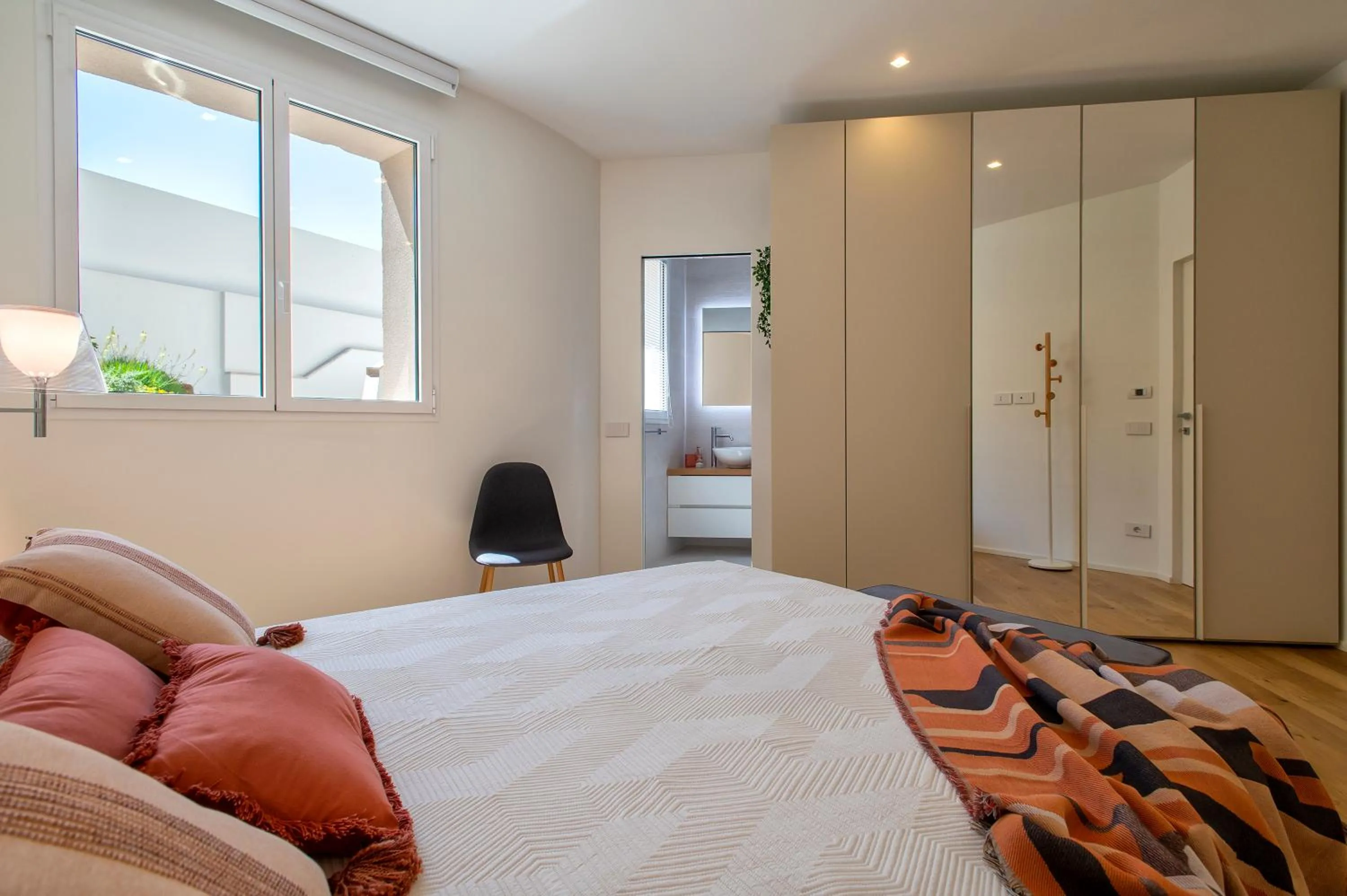 Bed in Sea inside luxury apartment: vista mozzafiato