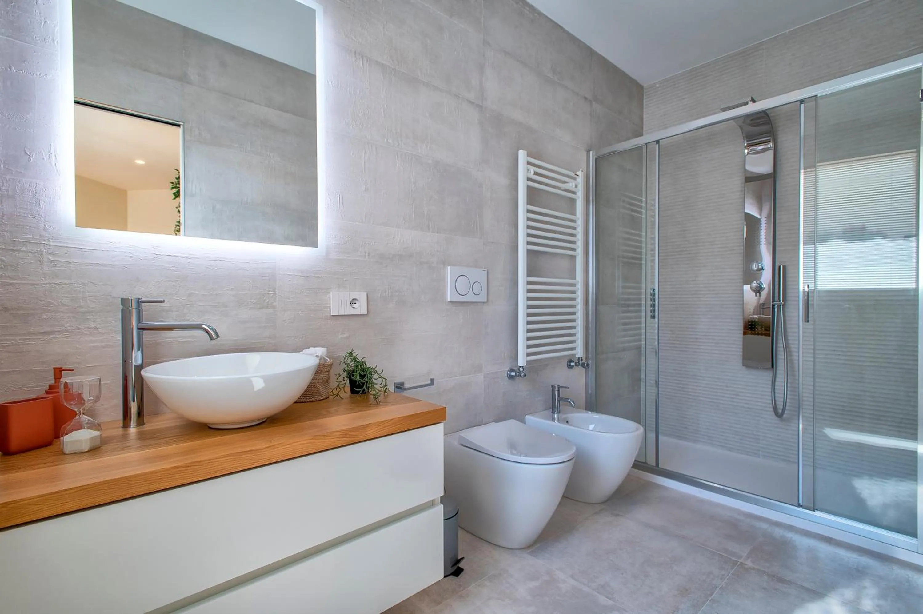 Shower in Sea inside luxury apartment: vista mozzafiato