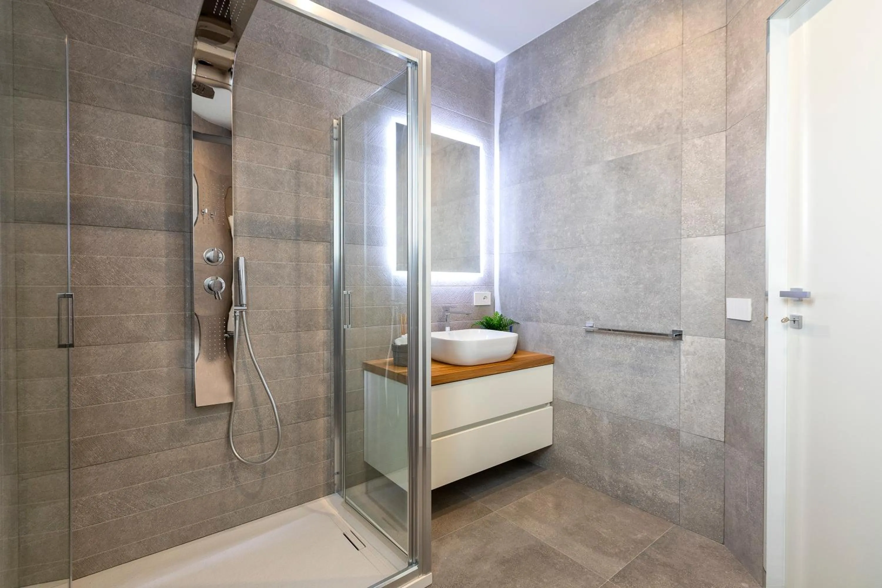 Shower in Sea inside luxury apartment: vista mozzafiato