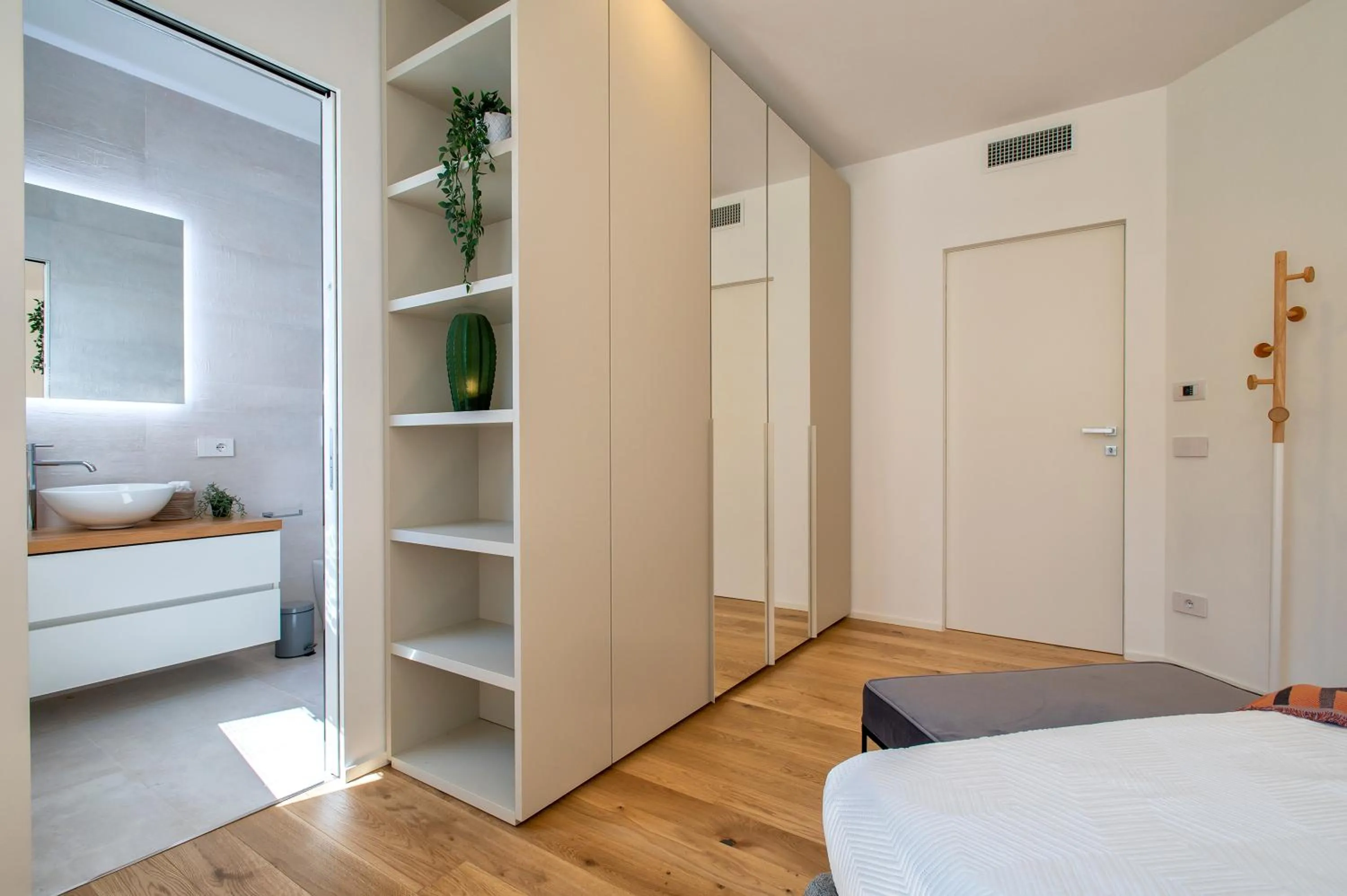 Bed in Sea inside luxury apartment: vista mozzafiato