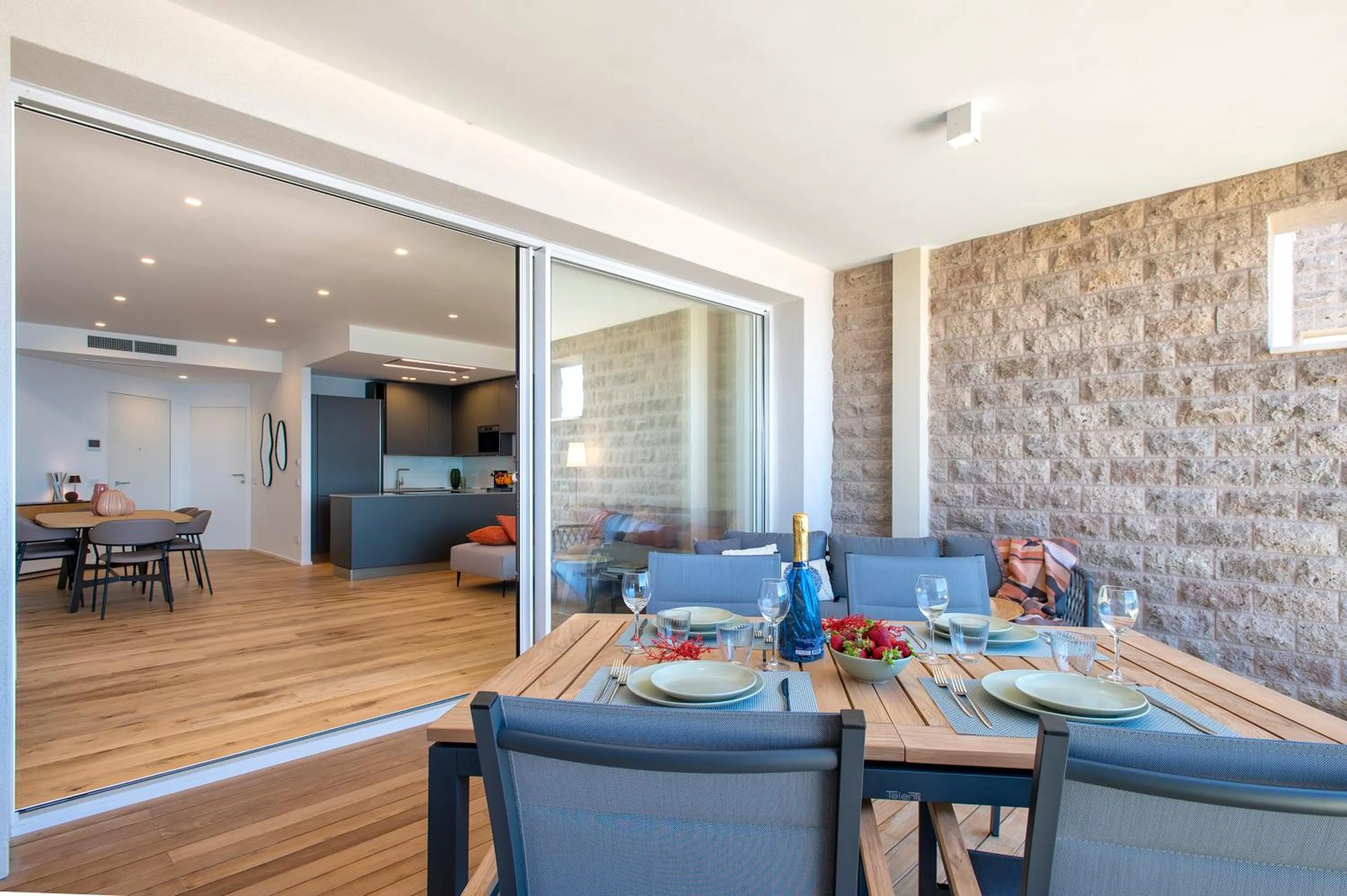 TV and multimedia in Sea inside luxury apartment: vista mozzafiato