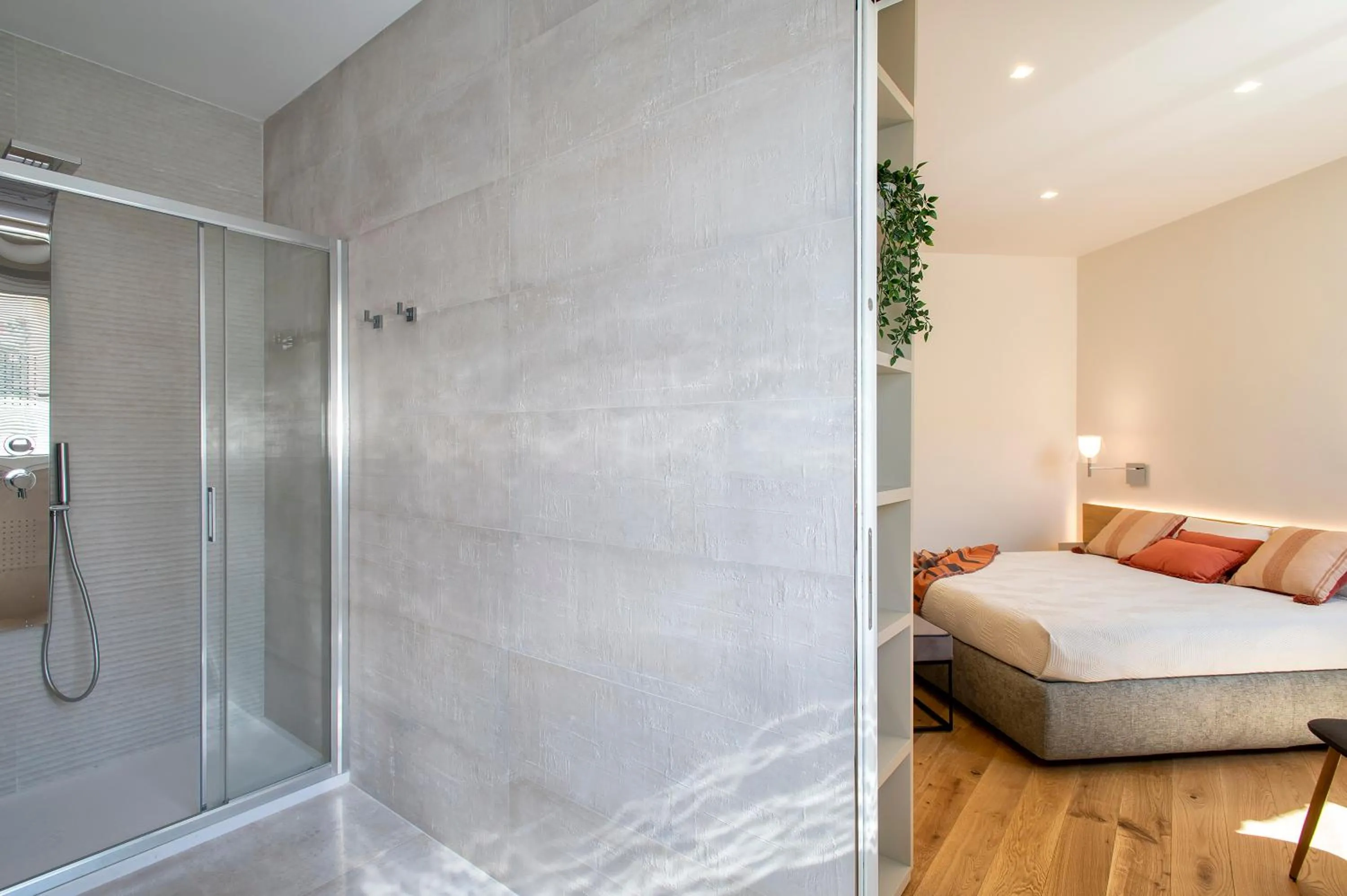 Shower, Bed in Sea inside luxury apartment: vista mozzafiato