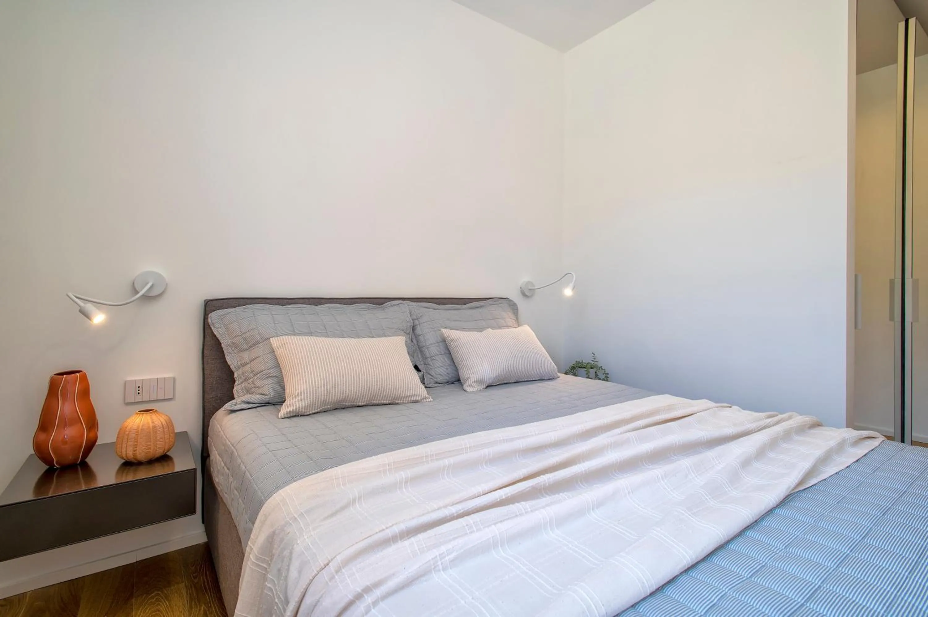 Bed in Sea inside luxury apartment: vista mozzafiato