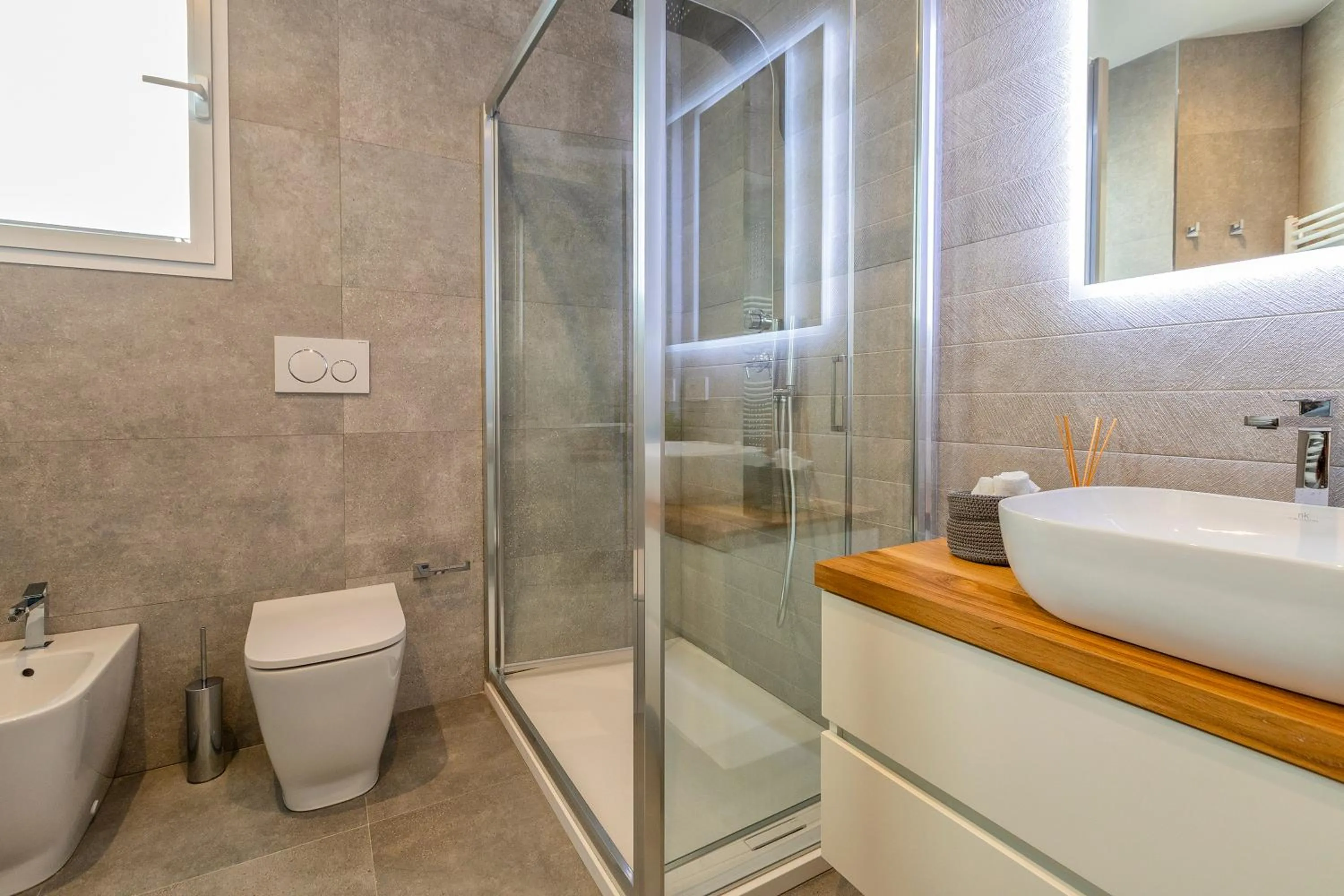 Shower in Sea inside luxury apartment: vista mozzafiato