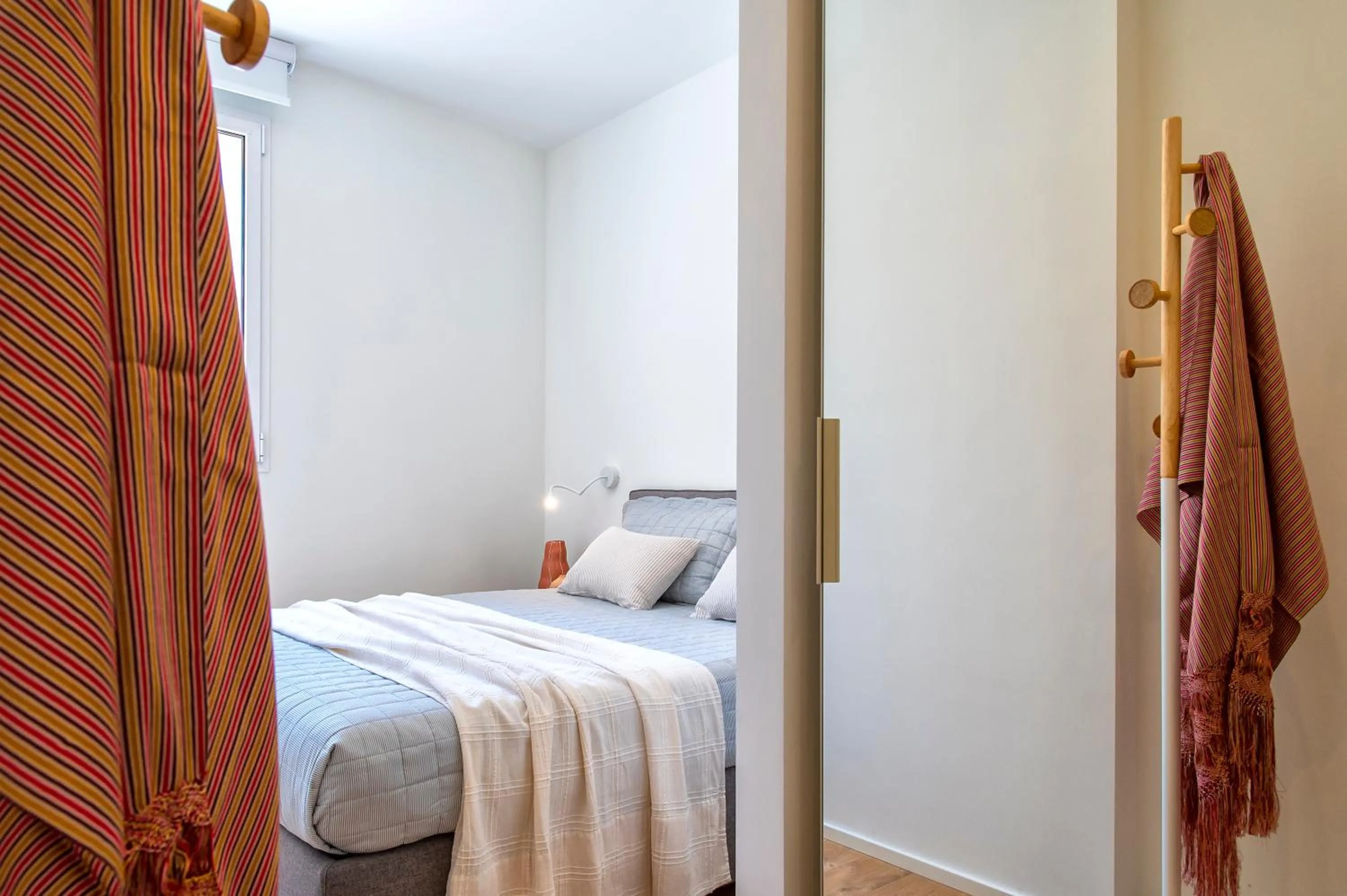 Bed in Sea inside luxury apartment: vista mozzafiato