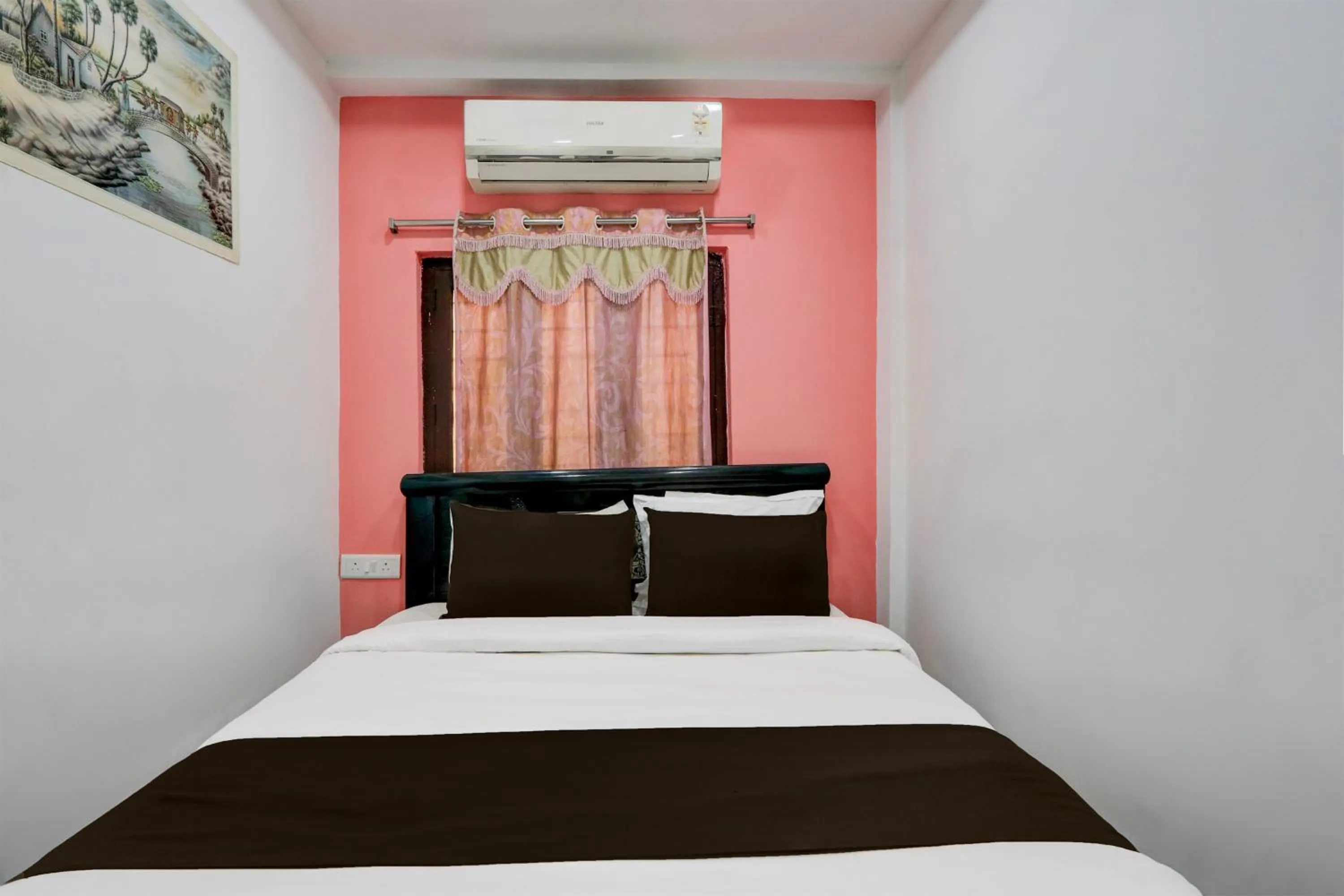 Bedroom, Bed in Hotel O Heavens Inn