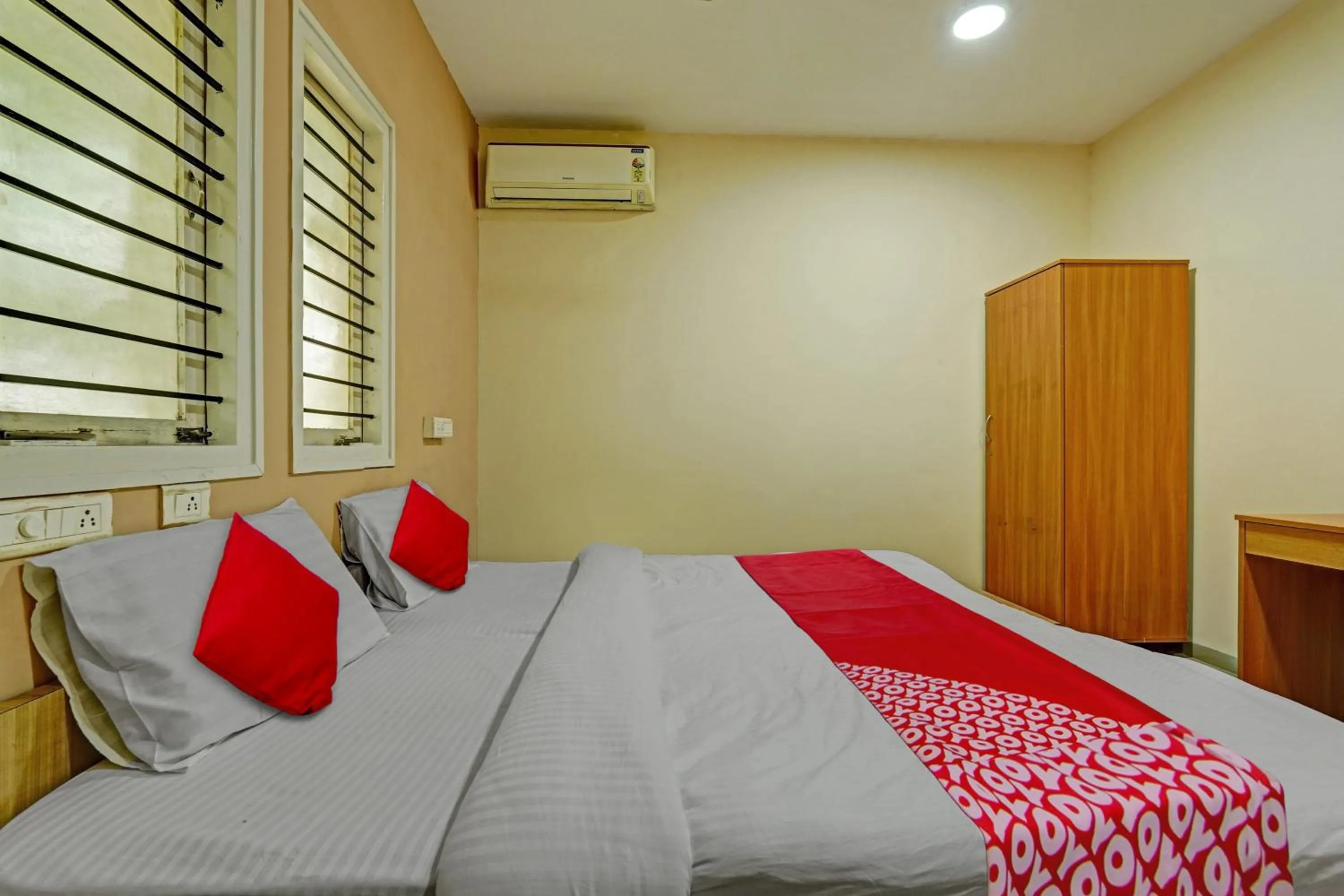 Bedroom, Bed in Hotel O Indra Suites