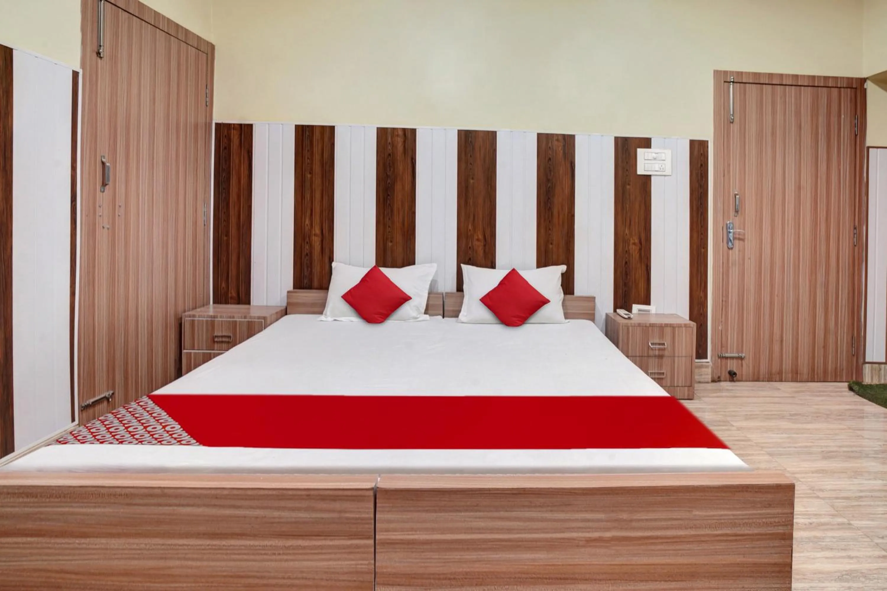 Bedroom, Bed in Super Hotel O Om Shriyam Banquet And Heritage