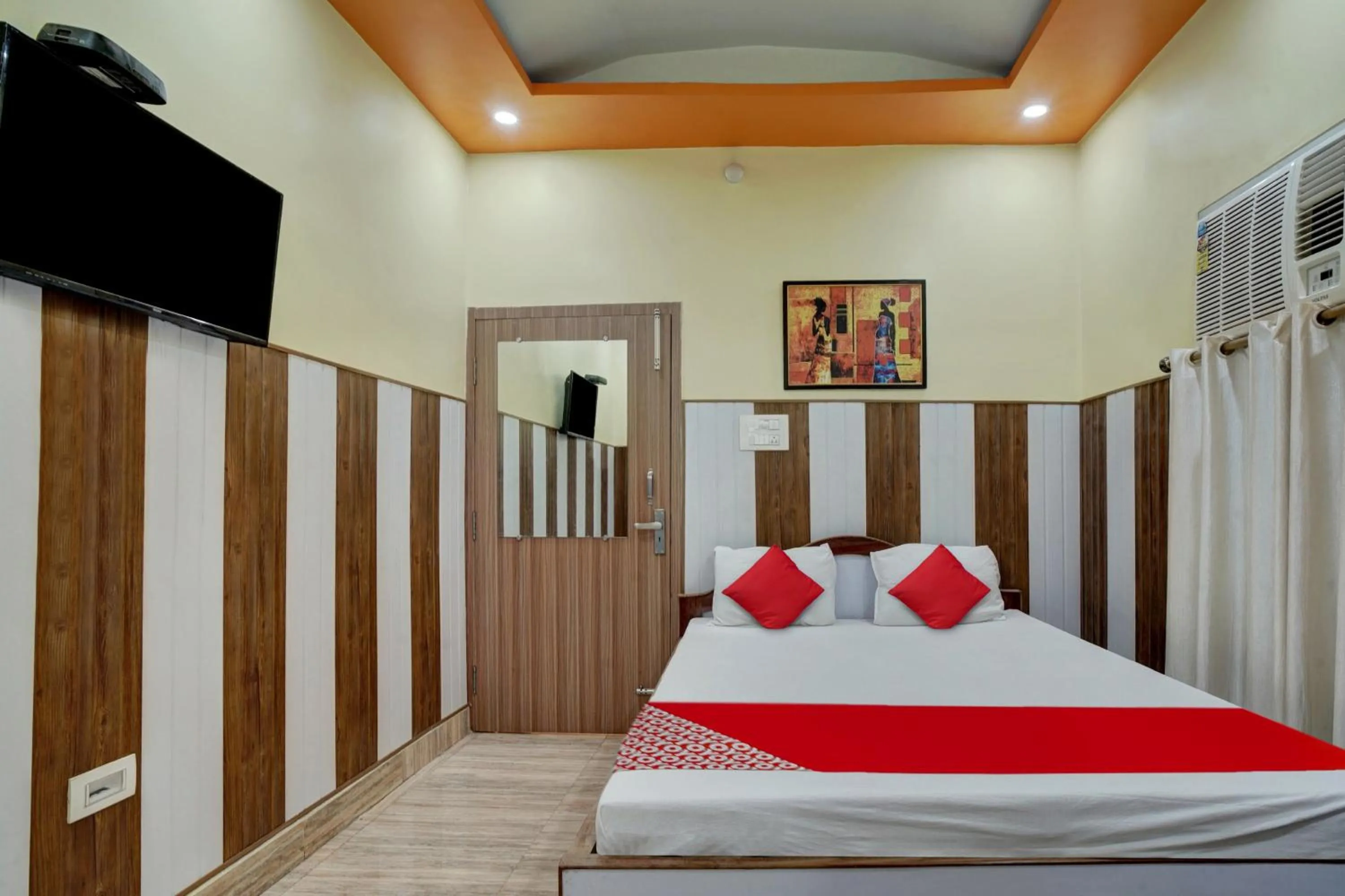 Bedroom, Bed in Super Hotel O Om Shriyam Banquet And Heritage