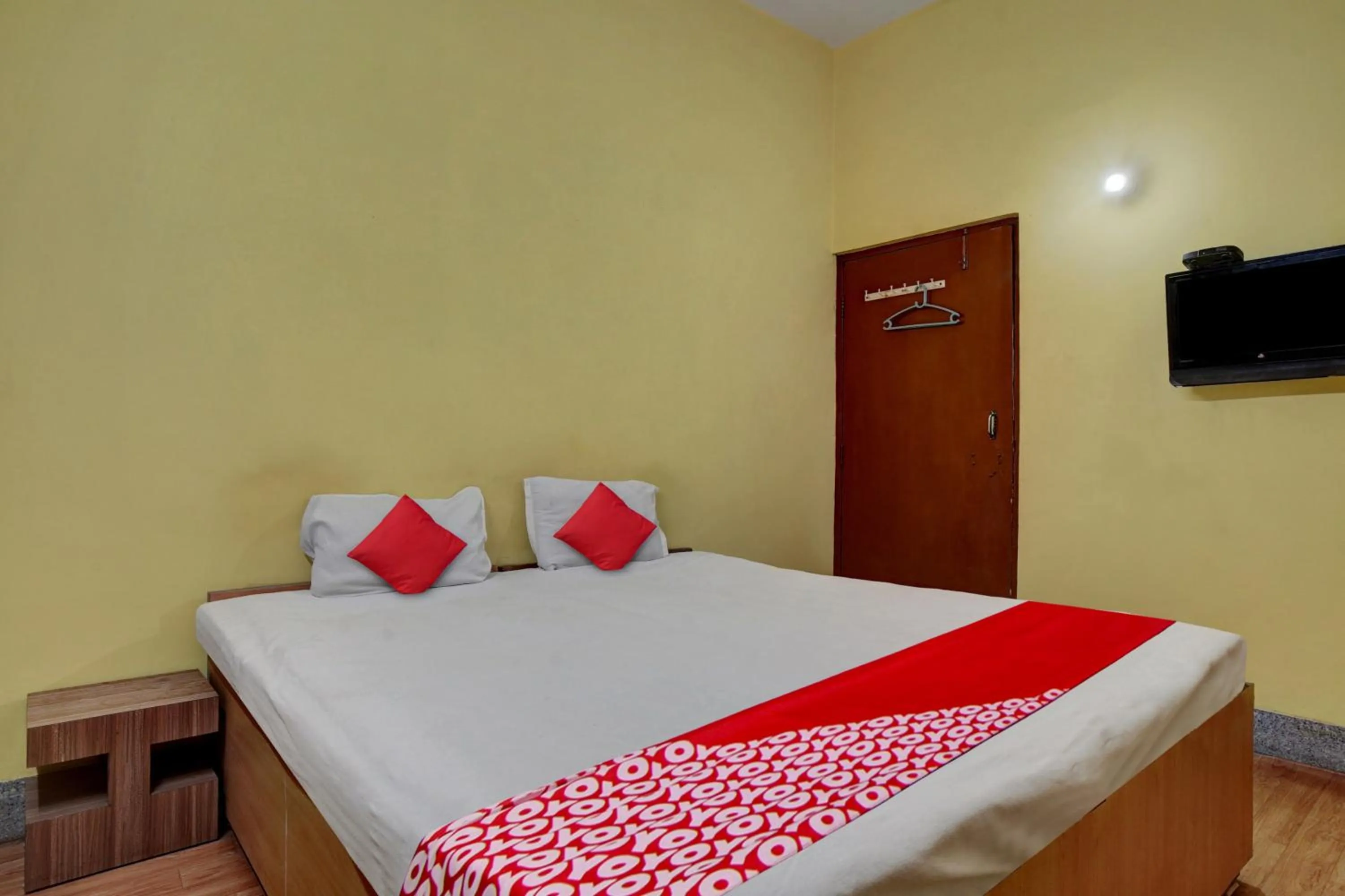 Bedroom, Bed in Super Hotel O Om Shriyam Banquet And Heritage