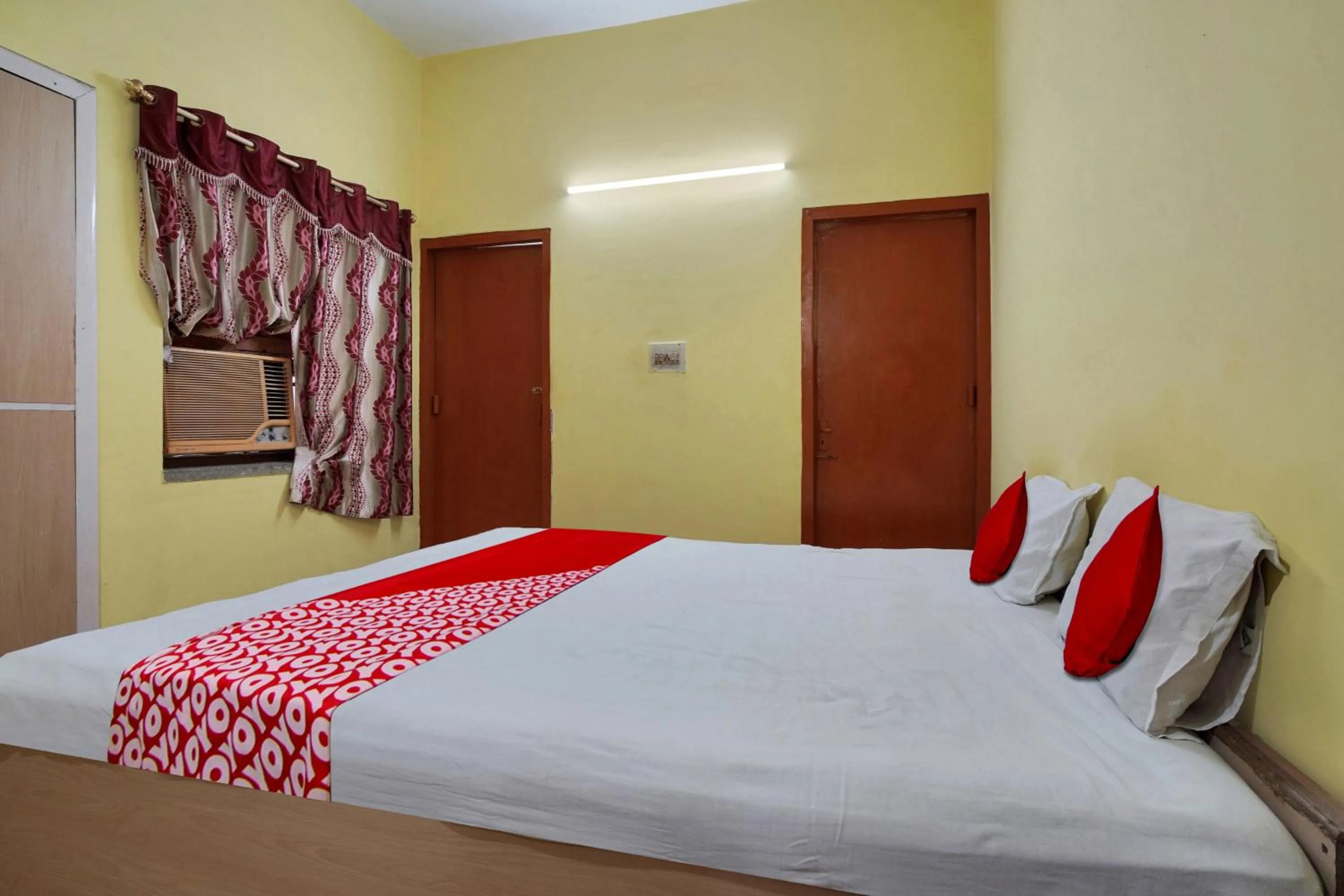 Bedroom, Bed in Super Hotel O Om Shriyam Banquet And Heritage