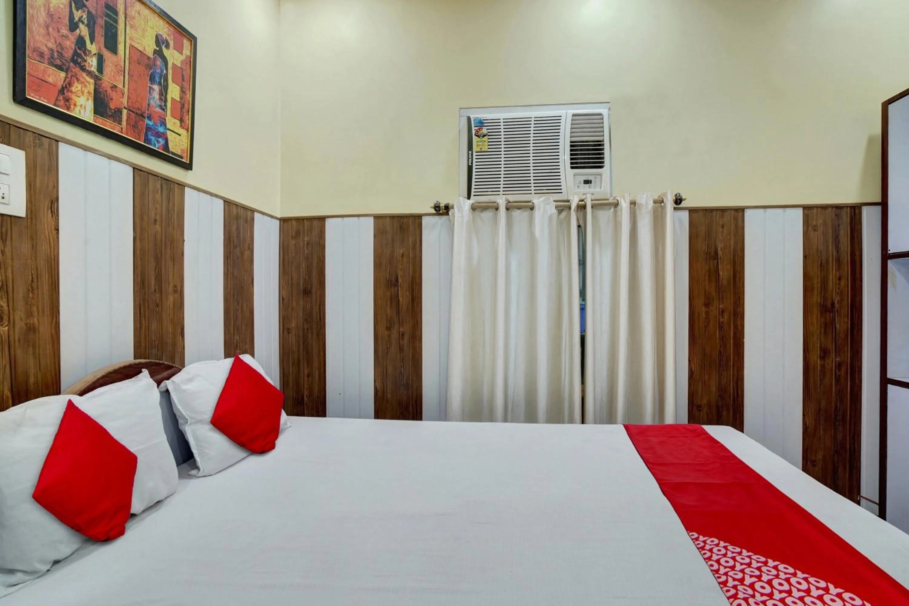 Bedroom, Bed in Super Hotel O Om Shriyam Banquet And Heritage