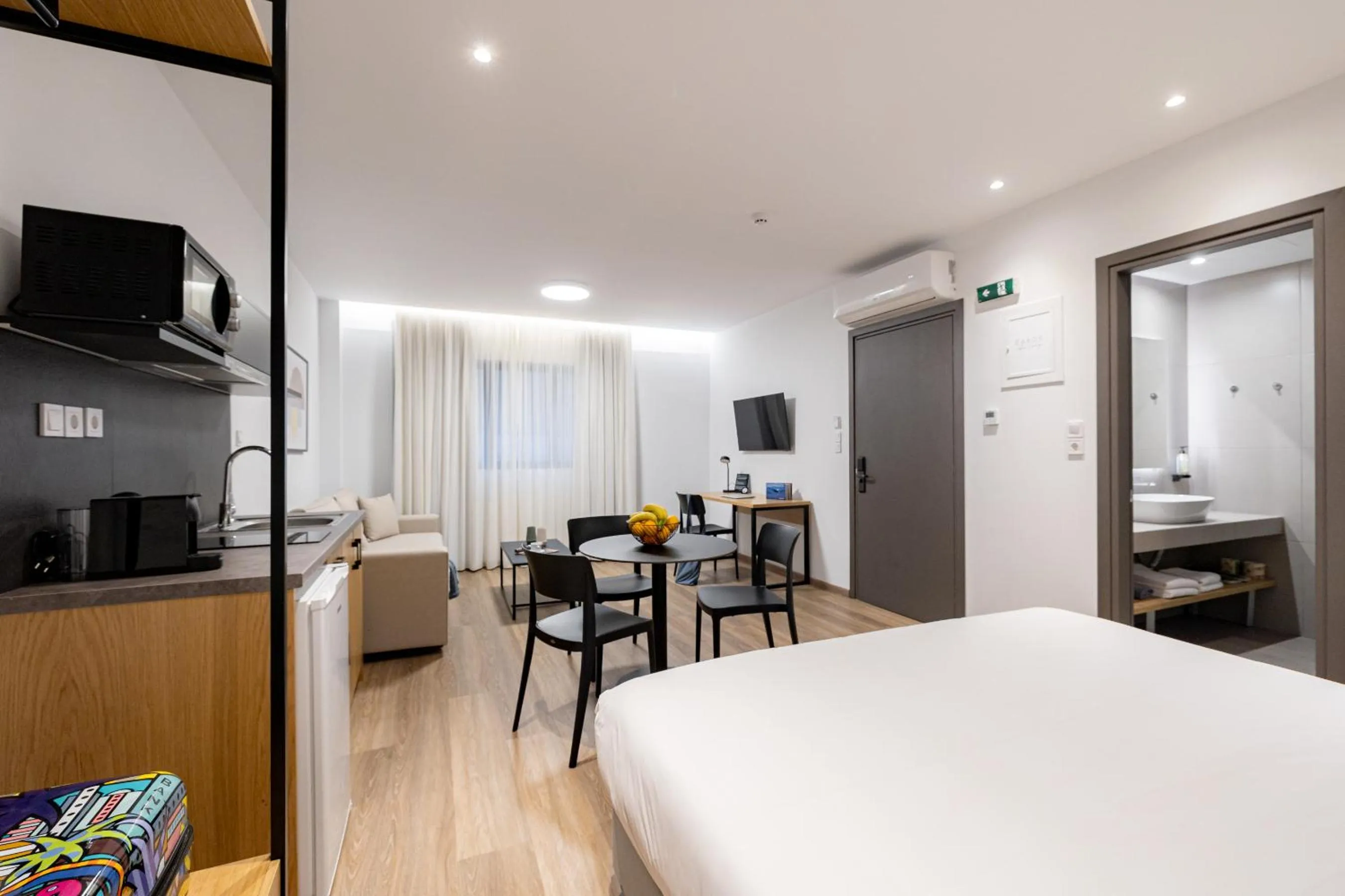 Photo of the whole room, Bed in Earos Urban Living