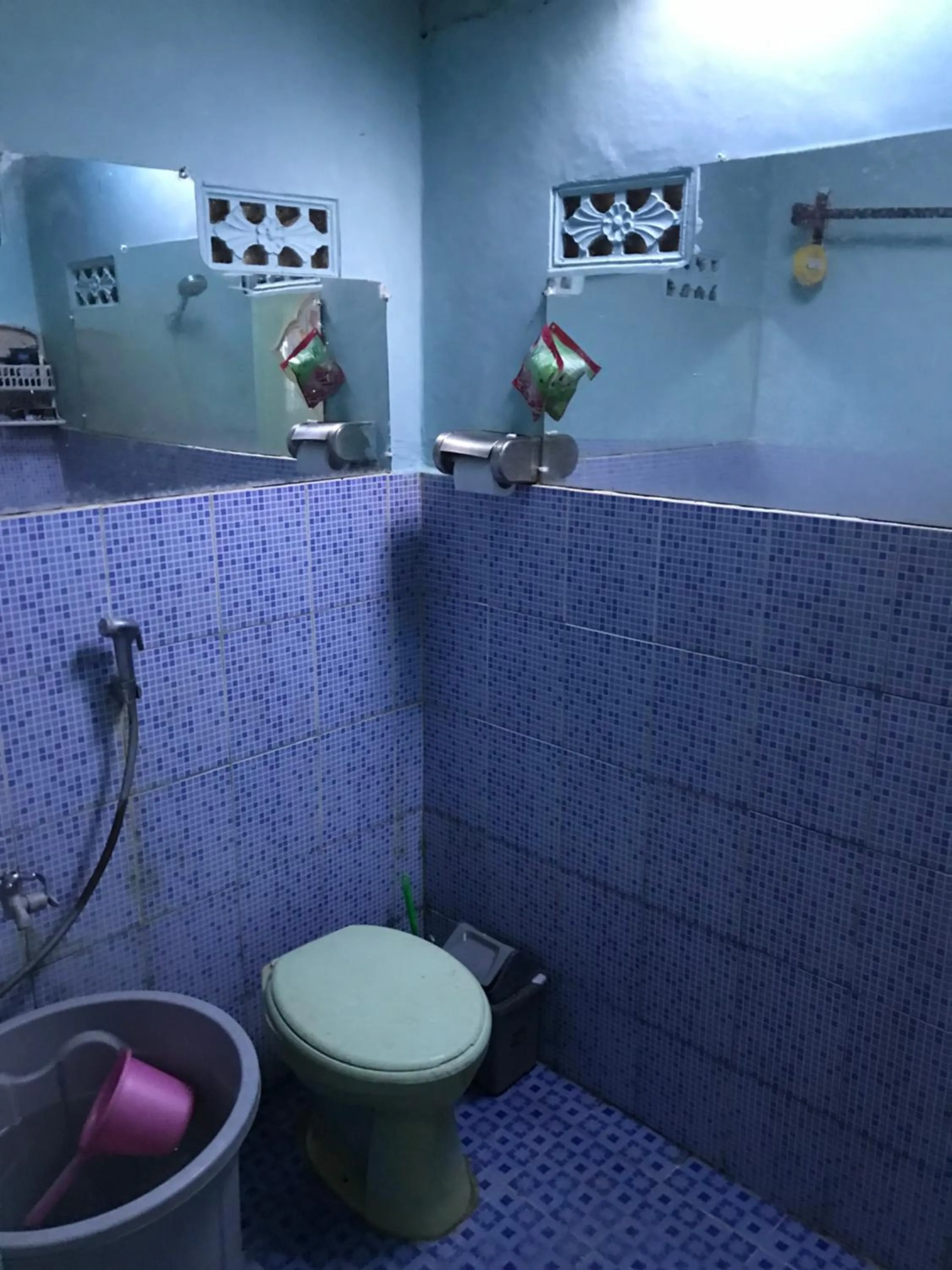 Toilet in Bungalow Paer Doe