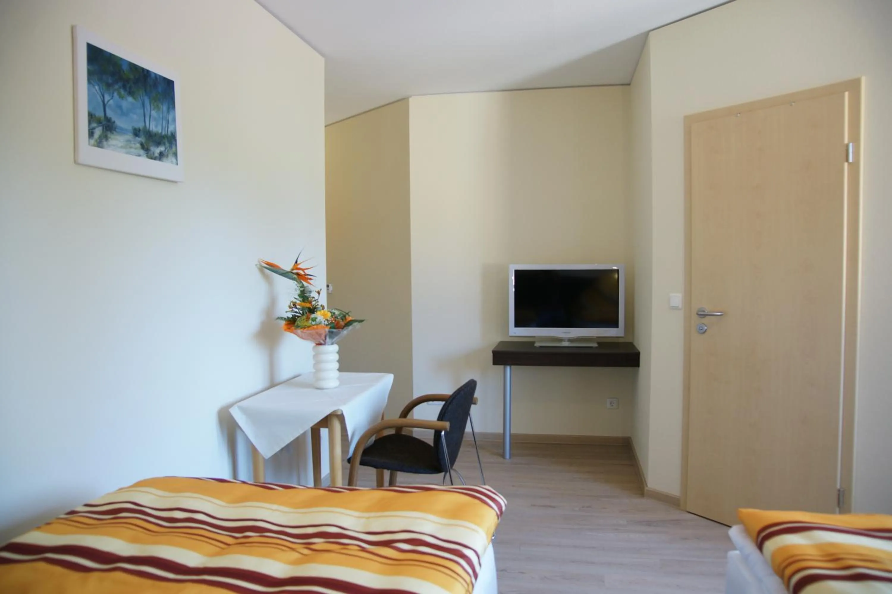 Photo of the whole room, Bed in Cafe und Pension Blohm