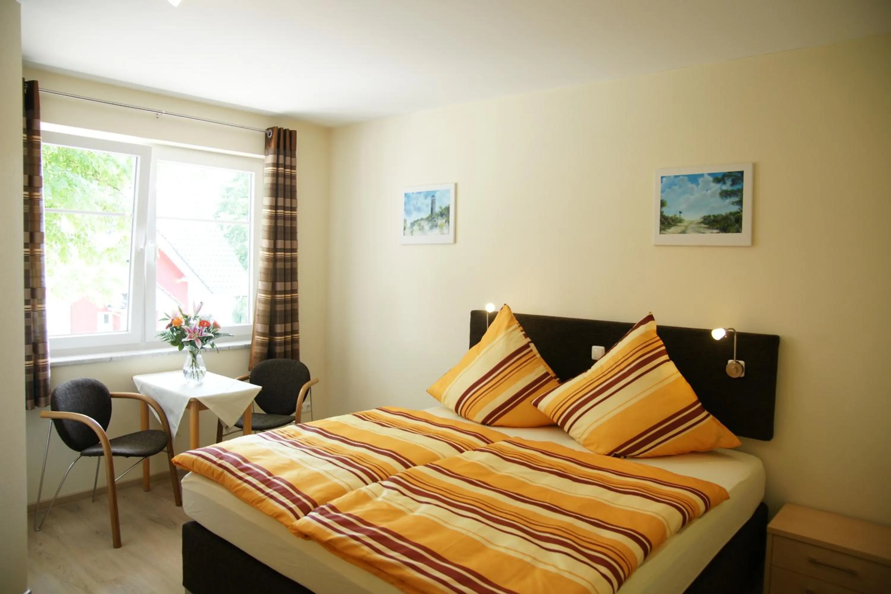 Photo of the whole room, Bed in Cafe und Pension Blohm