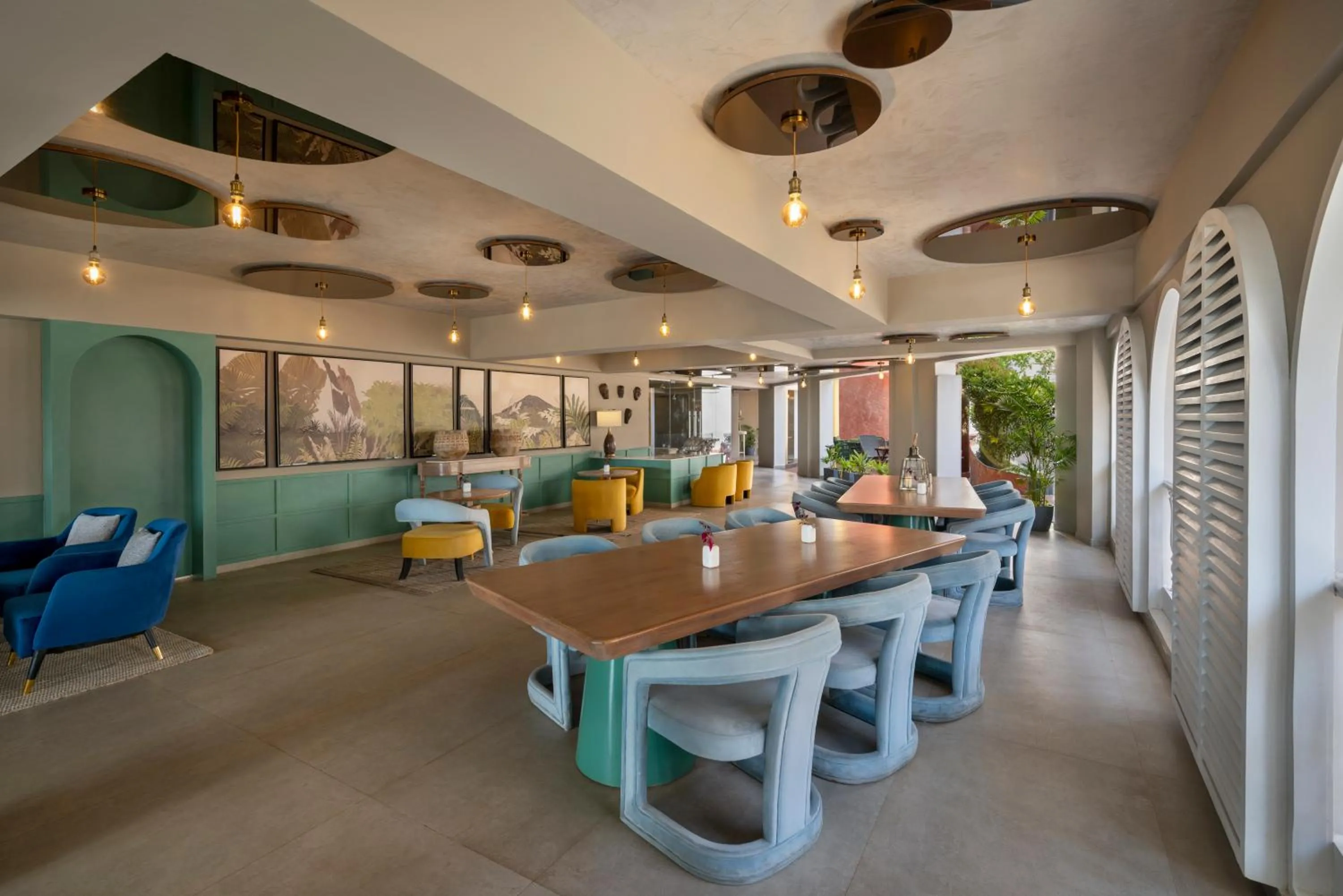 Lounge or bar in Grand Mercure Goa Candolim - An Accor Hotels Brand