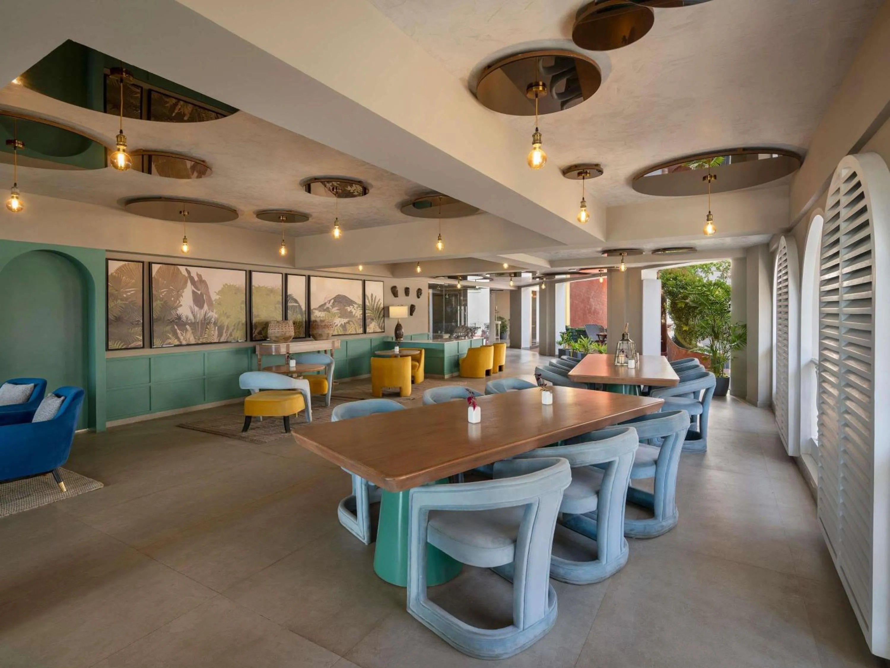 Lounge or bar in Grand Mercure Goa Candolim - An Accor Hotels Brand
