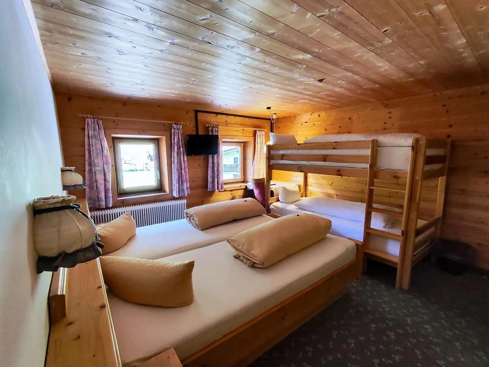 TV and multimedia, Bed in Gasthaus Mitterjager